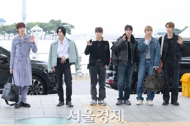 WERIISEUP's tweet photo. ㅤㅤㅤ
⋮ ⌗ ┆ 𝗥𝗜𝗜𝗦𝗘 𝗢𝗡 𝗧𝗢𝗗𝗔𝗬 
ㅤㅤ⫘⫘⫘⫘⫘⫘⫘

ㅤㅤㅤAll RIISE members spotted at the airport as they depart for their next schedule at @beonstages SUMMER HEAT 2026

(+ @houersly )
ㅤㅤㅤ https://t.co/AIc9xkvY3n