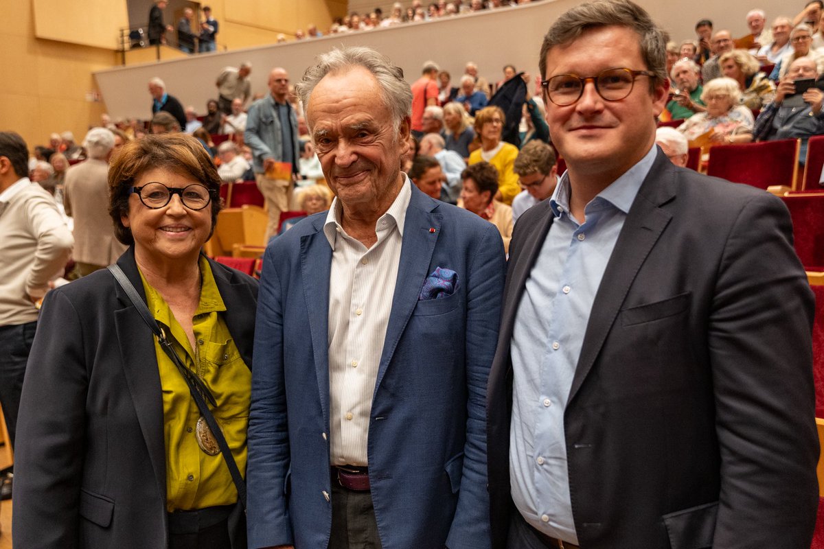 Ardeslandes's tweet photo. Quelle magnifique façon de lancer les 50 ans de l'Orchestre national de Lille ! 

Hier soir, trois générations de chefs étaient réunies sur une même scène : Jean-Claude Casadesus, Alexandre Bloch et Joshua Weilerstein, pour célébrer 50 ans de musique, d’excellence et de partage. 

Cet anniversaire rappelle tout ce que l’orchestre représente pour Lille et pour notre région : une exigence artistique reconnue, mais aussi une extraordinaire capacité à transmettre, à rassembler et à faire de la musique et de la culture des biens communs.
