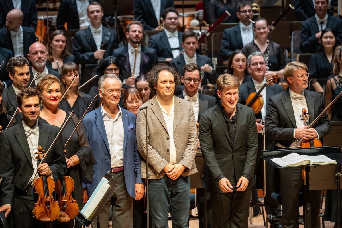 Ardeslandes's tweet photo. Quelle magnifique façon de lancer les 50 ans de l'Orchestre national de Lille ! 

Hier soir, trois générations de chefs étaient réunies sur une même scène : Jean-Claude Casadesus, Alexandre Bloch et Joshua Weilerstein, pour célébrer 50 ans de musique, d’excellence et de partage. 

Cet anniversaire rappelle tout ce que l’orchestre représente pour Lille et pour notre région : une exigence artistique reconnue, mais aussi une extraordinaire capacité à transmettre, à rassembler et à faire de la musique et de la culture des biens communs.