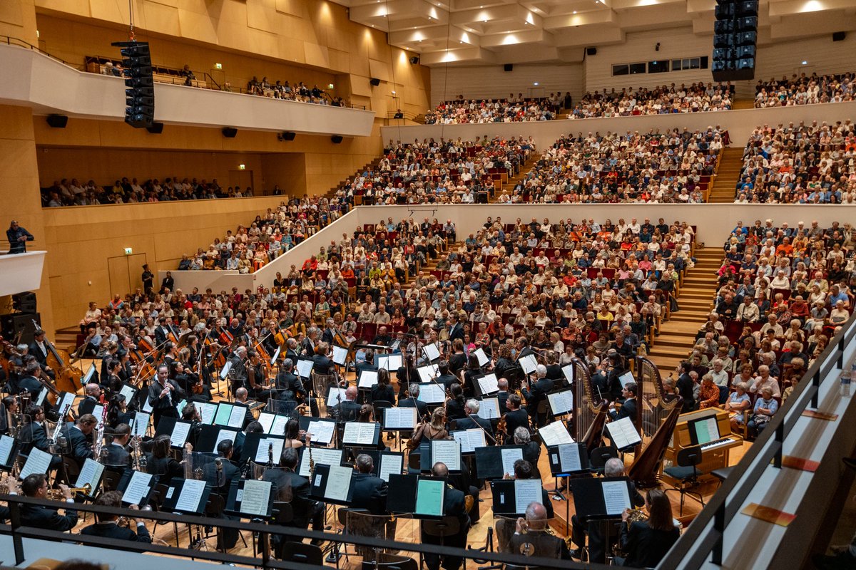 Ardeslandes's tweet photo. Quelle magnifique façon de lancer les 50 ans de l'Orchestre national de Lille ! 

Hier soir, trois générations de chefs étaient réunies sur une même scène : Jean-Claude Casadesus, Alexandre Bloch et Joshua Weilerstein, pour célébrer 50 ans de musique, d’excellence et de partage. 

Cet anniversaire rappelle tout ce que l’orchestre représente pour Lille et pour notre région : une exigence artistique reconnue, mais aussi une extraordinaire capacité à transmettre, à rassembler et à faire de la musique et de la culture des biens communs.