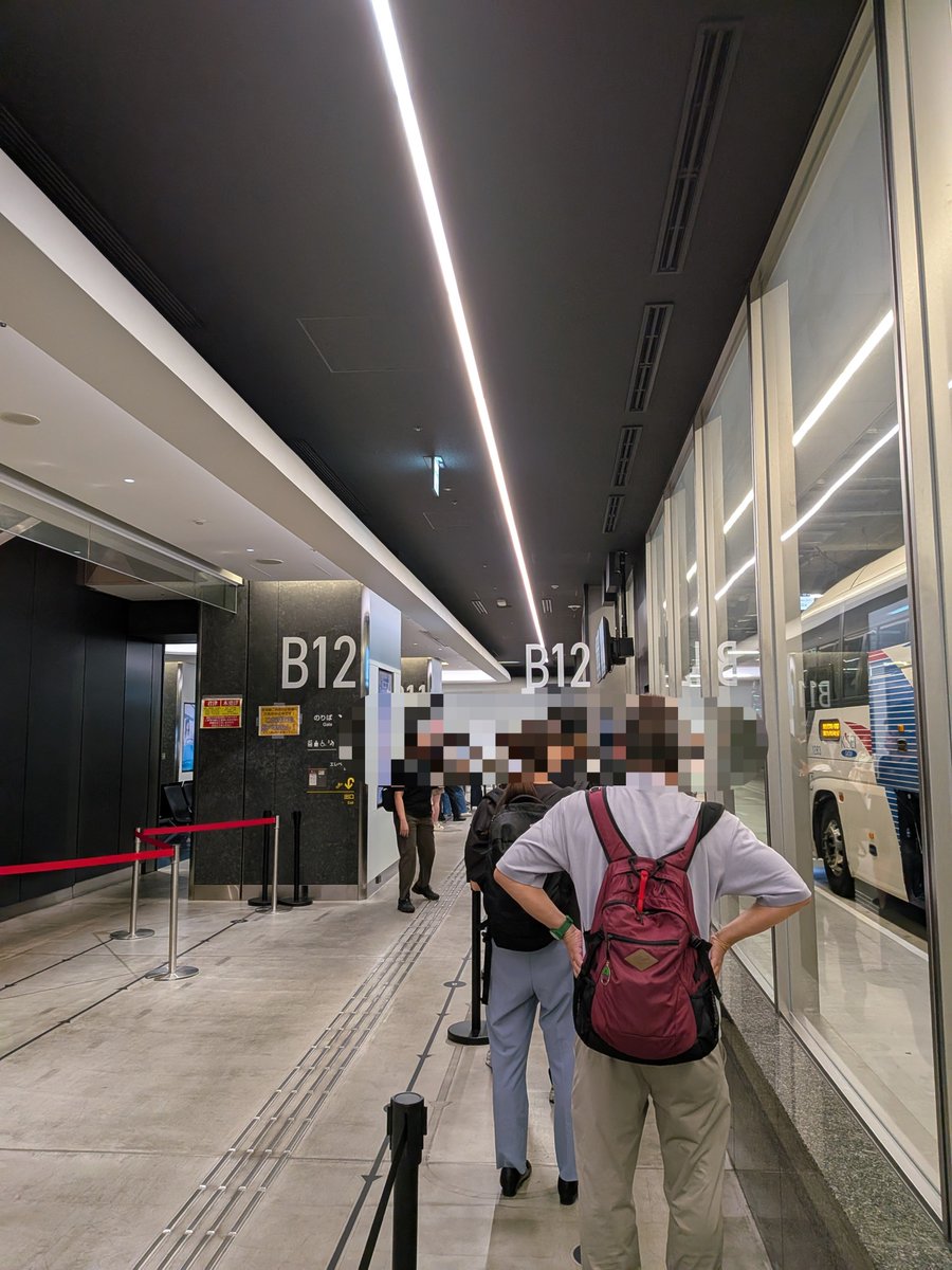pasiri's tweet photo. バスターミナル東京八重洲

18時台だけど補助席に乗らない選択をするお客さんもいる程度に（補助席は空いている模様）は空いてる。 https://t.co/3h3p0xFh1I