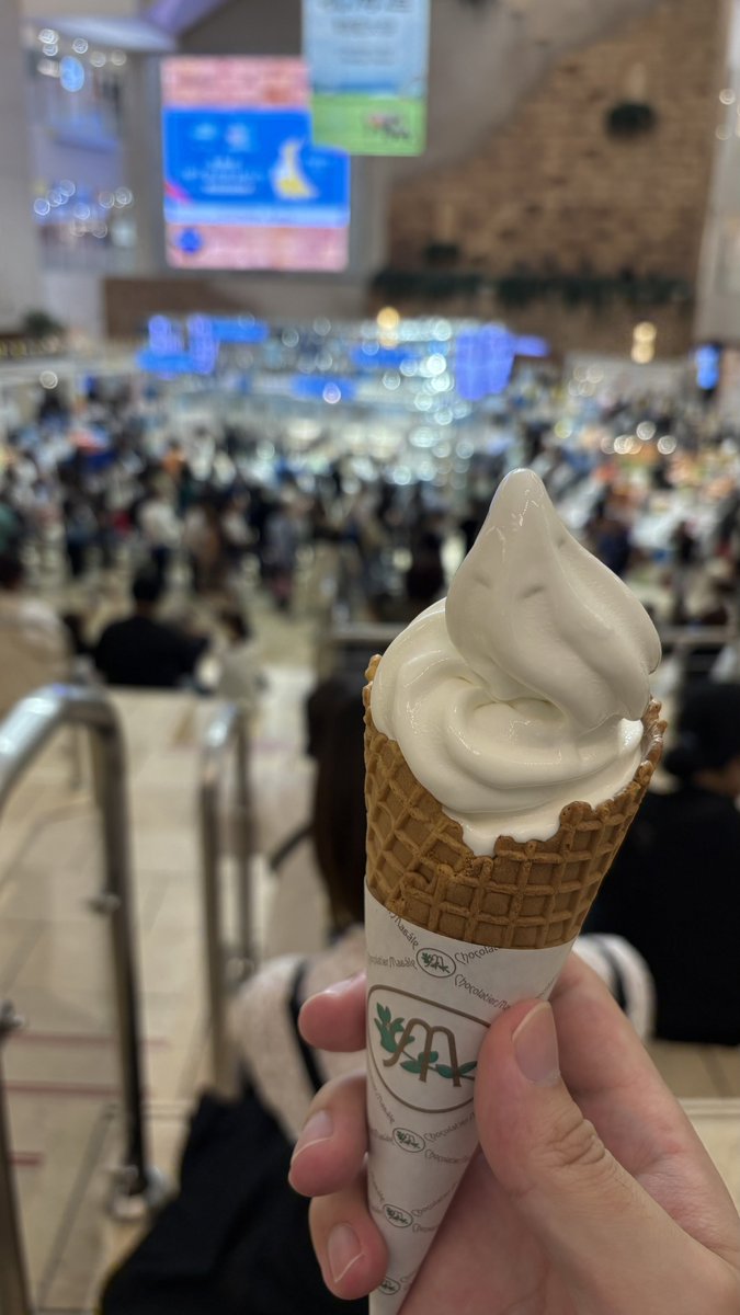 DeyToy3594's tweet photo. 阪急うめだの北海道物産展は毎回ちょっとでも覗きたくなっちゃう
ホワイトチョコソフトうま https://t.co/jNmftASL4X