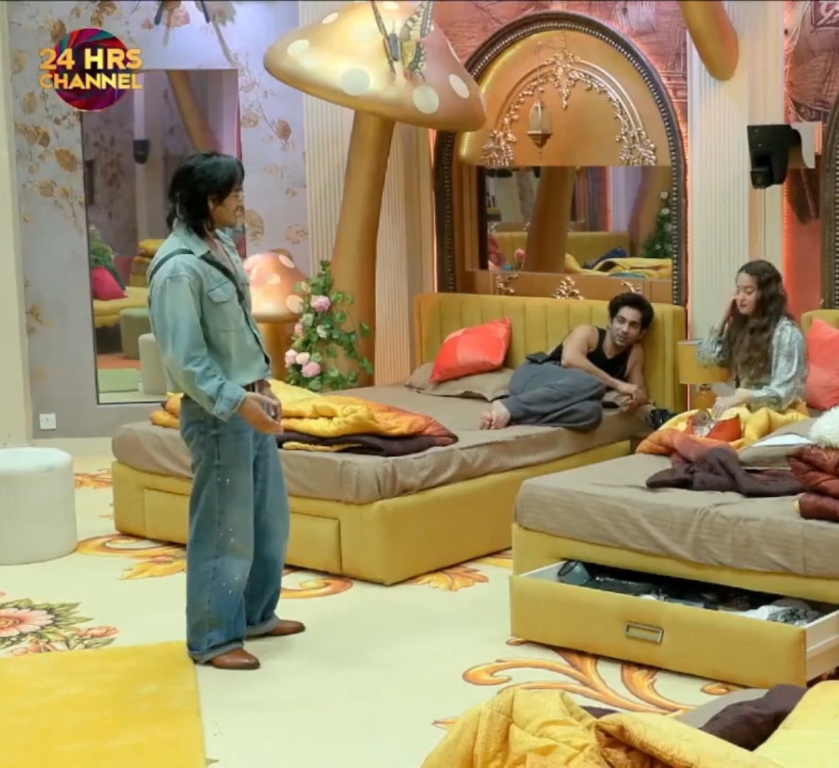 RajaMp355936's tweet photo. Qazi &amp; Uditi in matching denim looks! 💙 They’re looking absolutely adorable together — same vibe, same style, and such a cute moment! 🥹✨

#QaziTouqeer #Uditisingh #BB20 #BiggBoss20 https://t.co/hQBqBDHhHU