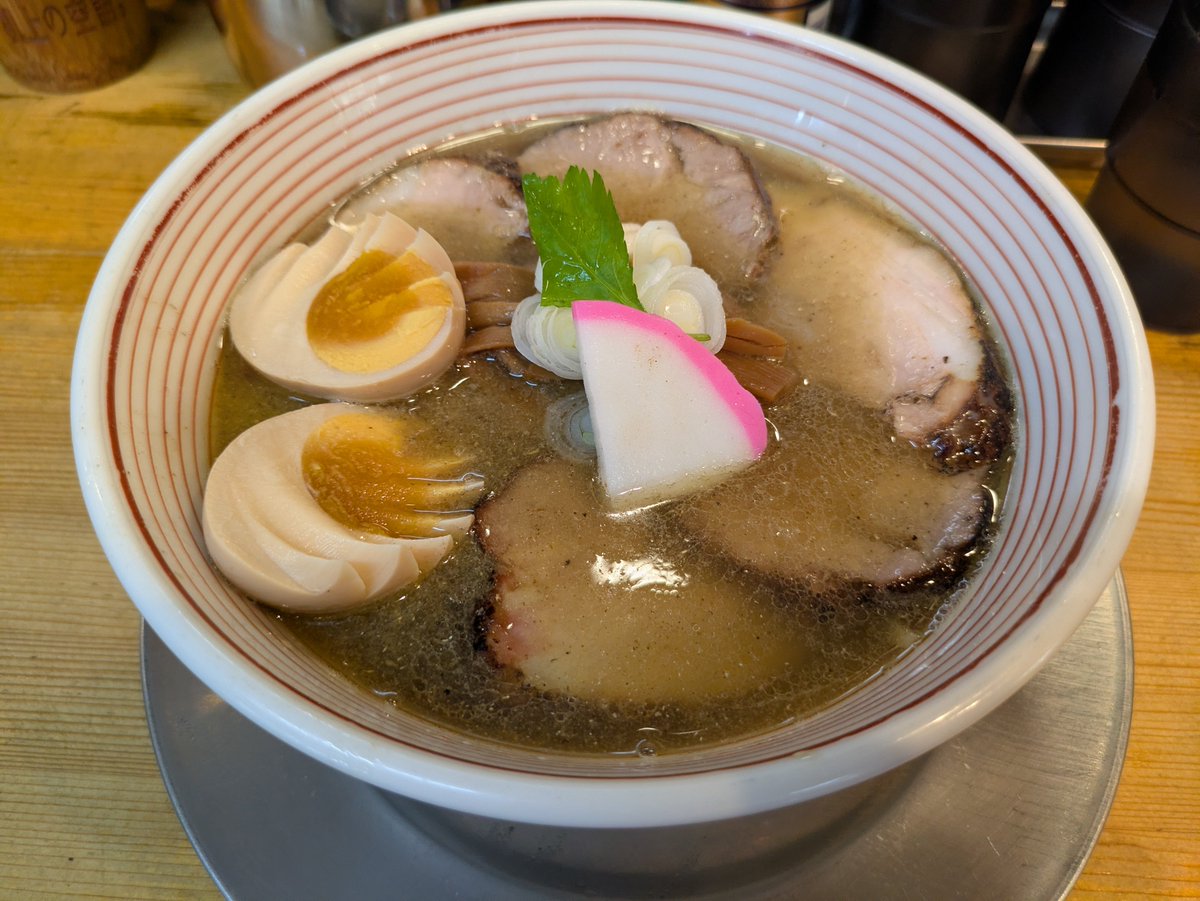 fuzyqun's tweet photo. 我的中華そば 机上の空論@王子神谷
肉塩煮干し中華そば
味玉

ニボラーにはたまらん一杯でした〜😋肉も厚いし美味かった🙆🙆 https://t.co/4NL2KMHARZ