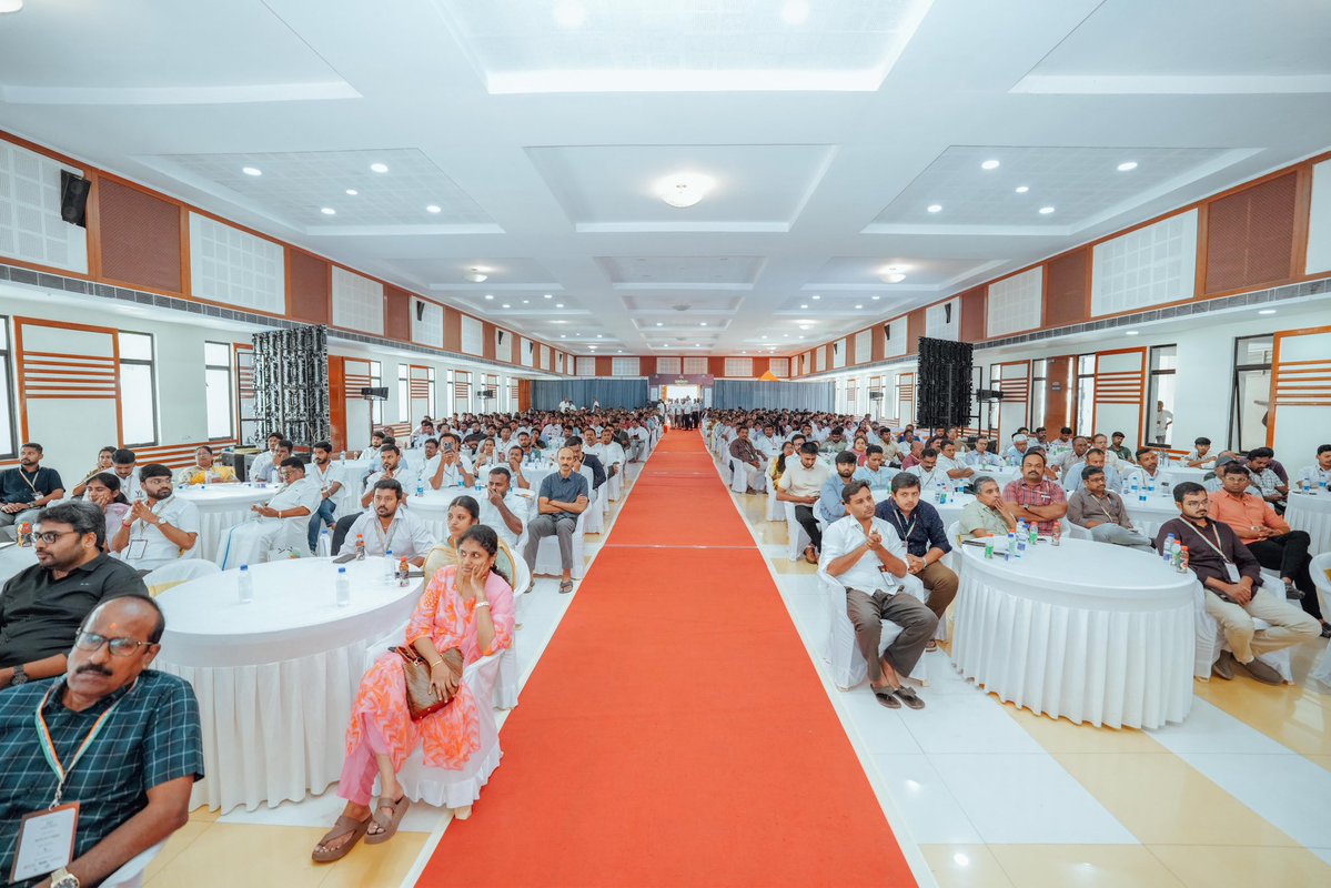 annamalai_k's tweet photo. Delighted to have had the opportunity to interact with young entrepreneurs at Signograph 4.0, organised by Young Indians in association with CII in Tiruppur today. 

Urged our Indian entrepreneurs to invest more in innovation and personal fulfilment. India’s next phase of growth will be driven not just by the scale of our businesses, but by the ambition, innovation and courage of our entrepreneurs to solve tomorrow’s problems today.