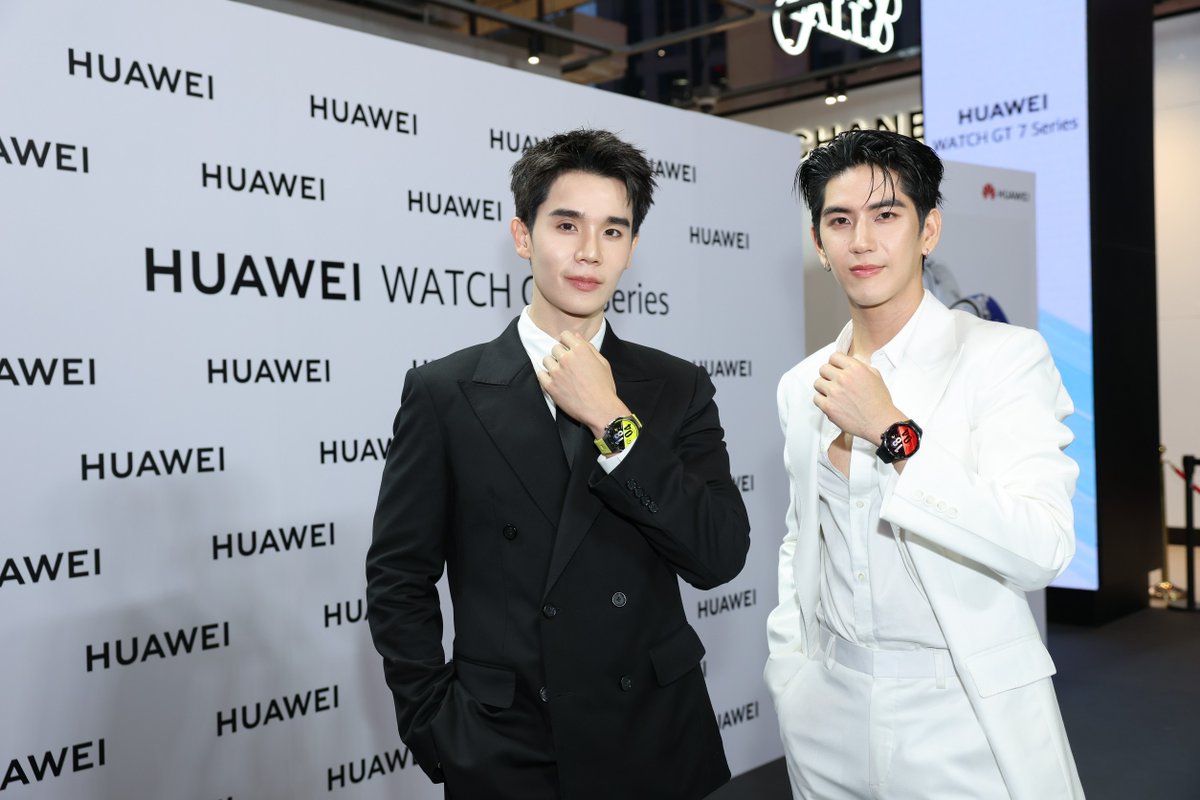 SuperstarnewsTH's tweet photo. #จิมมี่ซี เซเลบริตี้จาก HUAWEI Watch Family ควงคู่แชร์ทริกดูแลสุขภาพ พร้อมแชร์ไอเดียแมตช์นาฬิกาสุดโปรด ในงานเปิดตัว HUAWEI WATCH GT 7 Series

กรุงเทพฯ 25 กันยายน 2569 – สร้างปรากฏการณ์ความฟินสนั่นอีเวนต์! เมื่อสองหนุ่มคู่ฮอตแห่งปี “จิมมี่-จิตรพล โพธิวิหค” และ “ซี-ทวินันท์ อนุกูลประเสริฐ” ปรากฏตัวในฐานะเซเลบริตี้ตัวแทนจากครอบครัว HUAWEI Watch Family ในงานเปิดตัวสมาร์ทวอทช์ AI พรีเมียมเรือธง HUAWEI WATCH GT 7 Series ณ Sphere Gallery I ชั้น M ศูนย์การค้า EMSPHERE โดยทั้งสองได้เสิร์ฟความสุขให้แฟน ๆ แบบจัดเต็มด้วยมินิคอนเสิร์ตสุดพิเศษ สร้างบรรยากาศสุดคึกคักและเสียงกรี๊ดสนั่นทั่วทั้งงาน

ภายในงาน ทั้งสองหนุ่มได้ร่วมแชร์มุมมองไลฟ์สไตล์การดูแลสุขภาพของคนรุ่นใหม่ (Gen Z & Gen Y) ที่มองว่าสุขภาพที่ดีและแอคทีฟไลฟ์สไตล์คือ 'Social Currency' หรือพลังบวกในการส่งต่อความสุขในสังคม โดยหนุ่ม จิมมี่-จิตรพล สายสุขภาพตัวจริง ได้แชร์ไลฟ์สไตล์การใช้งานสมาร์ทวอทช์ในชีวิตประจำวันว่า สำหรับวันที่ต้องออกกำลังกายหนัก ๆ หรือวิ่งกลางแจ้ง จะเลือกสวมใส่ซีรีส์ HUAWEI WATCH GT 7 Series ที่ช่วยแทร็กข้อมูลสุขภาพเชิงลึกและมีระบบระบุพิกัดแม่นยำ ส่วนวันสบาย ๆ จะเลือกใส่ HUAWEI WATCH FIT 5 Series ที่น้ำหนักเบา คล่องตัว พร้อมประทับใจฟีเจอร์ใหม่ใน HUAWEI WATCH GT 7 Series อย่างการศึกษาวิจัยความเสี่ยงโรคกล้ามเนื้อหัวใจขาดเลือดและความเสี่ยงโรคเบาหวาน ที่เข้ามาช่วยเช็กอัปสุขภาพและรู้เท่าทันร่างกายได้อย่างแม่นยำยิ่งขึ้น

ด้านหนุ่มสายแฟชั่น ซี-ทวินันท์ ได้แชร์ไอเดียการมิกซ์แอนด์แมตช์สมาร์ทวอทช์ให้เข้ากับลุคการแต่งตัวในแต่ละวันว่า ในวันถ่ายทำซีรีส์ที่ต้องเปลี่ยนชุดบ่อยๆ หรือวันพักผ่อน จะชื่นชอบความเบาสบายและดีไซน์ทรงเหลี่ยมโมเดิร์นของ HUAWEI WATCH FIT 5 Series แต่หากเป็นวันที่ต้องแต่งตัวออกงานหรือต้องการลุคพรีเมียมหรูหรา จะสลับมาแมตช์กับ HUAWEI WATCH GT 7 Series ทันทีเพื่อช่วยคอมพลีทลุคให้ดูเป๊ะยิ่งขึ้น พร้อมประทับใจฟีเจอร์ประเมินความพร้อมของร่างกาย (Physical Readiness) ที่ช่วยวางแผนการพักผ่อน

สำหรับ HUAWEI WATCH GT 7 Series ถือเป็นสมาร์ทวอทช์ AI พรีเมียมระดับเรือธงที่ตอบโจทย์ชีวิตยุคใหม่ได้อย่างสมบูรณ์แบบ โดดเด่นด้วยดีไซน์ Quiet Luxury จากตัวเรือนไทเทเนียมอัลลอยด์ กระจกแซฟไฟร์ และกรอบเซรามิกนาโนคริสตัล จัดเต็มด้วยนวัตกรรม AI ดูแลสุขภาพเชิงลึก อาทิ การวัดคลื่นไฟฟ้าหัวใจ (ECG Analysis)[1], การประเมินความเสี่ยงโรคกล้ามเนื้อหัวใจขาดเลือดและความเสี่ยงโรคเบาหวาน รวมถึงฟีเจอร์ประเมินความพร้อมของร่างกาย (Physical Readiness)[2] ยกระดับการซ้อมระดับโปรด้วยระบบพิกัดแม่นยำ AI-XDR Positioning[3] และ AI Workout Analysis ครอบคลุมกีฬากว่า 100 โหมด มอบแบตเตอรี่ยาวนานสูงสุดถึง 21 วัน[4] พร้อมตอบโจทย์สมาร์ทไลฟ์สไตล์ด้วยฟังก์ชันสแกนจ่ายและสะสมแต้ม 7-Eleven บนข้อมือ บนข้อมือ โดยรองรับทั้งระบบ iOS และ Android[5]

HUAWEI WATCH GT 7 Pro มีให้เลือก 3 สี ได้แก่ สีเขียว, สีเหลือง และสีดำ วางจำหน่ายในราคาพิเศษช่วงเปิดตัว 9,990 บาท (จากราคาปกติ 11,990 บาท) และ HUAWEI WATCH GT 7 โดยรุ่น 46 มม. มีให้เลือก 3 สี ได้แก่ สีฟ้า, สีเหลือง, สีดำ และรุ่น 41 มม. มีให้เลือก 3 สี ได้แก่ สีฟ้า, สีชมพู, สีขาว วางจำหน่ายในราคาพิเศษช่วงเปิดตัว เริ่มต้น 6,990 บาท (จากราคาปกติ 7,990 บาท) เปิดให้สั่งจองล่วงหน้าตั้งแต่วันที่ 24 กันยายน 2569 ถึง 1 ตุลาคม 2569 พิเศษเมื่อสั่งจองในช่วงเวลาดังกล่าว รับของสมนาคุณรวมมูลค่าสูงสุด 6,276 บาท ได้แก่ หูฟังไร้สาย HUAWEI FreeBuds SE 2 มูลค่า 1,499 บาท, บริการดูแลแบบไร้กังวล HUAWEI Care ครอบคลุม 1 ปี มูลค่าสูงสุด 2,990 บาท (เฉพาะช่องทางออฟไลน์), สายนาฬิกา HUAWEI รุ่นฟลูโอโรอีลาสโตเมอร์ มูลค่า 1,499 บาท (เฉพาะช่องทางออฟไลน์) พร้อมรับสิทธิ์แลกซื้อ HUAWEI Health+ Membership 1 เดือน มูลค่า 119 บาท ในราคาเพียง 9 บาท และ HUAWEI WATCH Face Membership 1 เดือน มูลค่า 169 บาท ในราคาเพียง 1 บาท รวมถึงรับสิทธิ์ประกันภัย Alive Powered by AIA คุ้มครองการเสียชีวิตกรณีเจ็บป่วยหรืออุบัติเหตุสูงสุด 200,000 บาท นาน 1 ปี (เฉพาะช่องทางออฟไลน์) สามารถสั่งซื้อได้ที่ HUAWEI Experience Store, ร้านค้าตัวแทนจำหน่ายที่ร่วมรายการ และช่องทางออนไลน์ HUAWEI Store, Lazada, Shopee และ TikTok Shop รวมถึงติดตามข่าวสารเพิ่มเติมได้ทางเพจเฟซบุ๊ก Huawei Mobile TH หรือแอปพลิเคชัน My HUAWEI บน AppGallery

#HUAWEIWatchGT7xJimmySea #HUAWEIWatchGT7Series #TimeForYourBest