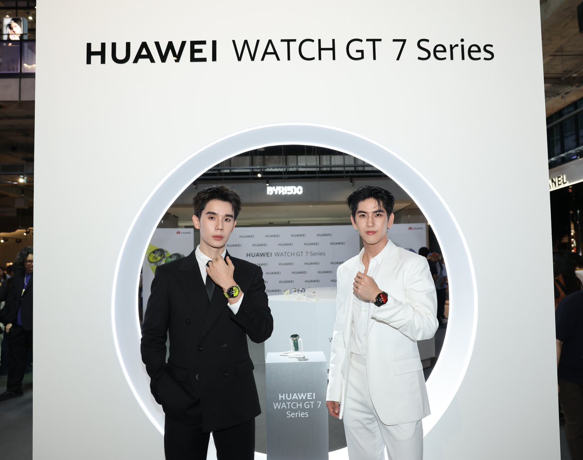 SuperstarnewsTH's tweet photo. #จิมมี่ซี เซเลบริตี้จาก HUAWEI Watch Family ควงคู่แชร์ทริกดูแลสุขภาพ พร้อมแชร์ไอเดียแมตช์นาฬิกาสุดโปรด ในงานเปิดตัว HUAWEI WATCH GT 7 Series

กรุงเทพฯ 25 กันยายน 2569 – สร้างปรากฏการณ์ความฟินสนั่นอีเวนต์! เมื่อสองหนุ่มคู่ฮอตแห่งปี “จิมมี่-จิตรพล โพธิวิหค” และ “ซี-ทวินันท์ อนุกูลประเสริฐ” ปรากฏตัวในฐานะเซเลบริตี้ตัวแทนจากครอบครัว HUAWEI Watch Family ในงานเปิดตัวสมาร์ทวอทช์ AI พรีเมียมเรือธง HUAWEI WATCH GT 7 Series ณ Sphere Gallery I ชั้น M ศูนย์การค้า EMSPHERE โดยทั้งสองได้เสิร์ฟความสุขให้แฟน ๆ แบบจัดเต็มด้วยมินิคอนเสิร์ตสุดพิเศษ สร้างบรรยากาศสุดคึกคักและเสียงกรี๊ดสนั่นทั่วทั้งงาน

ภายในงาน ทั้งสองหนุ่มได้ร่วมแชร์มุมมองไลฟ์สไตล์การดูแลสุขภาพของคนรุ่นใหม่ (Gen Z & Gen Y) ที่มองว่าสุขภาพที่ดีและแอคทีฟไลฟ์สไตล์คือ 'Social Currency' หรือพลังบวกในการส่งต่อความสุขในสังคม โดยหนุ่ม จิมมี่-จิตรพล สายสุขภาพตัวจริง ได้แชร์ไลฟ์สไตล์การใช้งานสมาร์ทวอทช์ในชีวิตประจำวันว่า สำหรับวันที่ต้องออกกำลังกายหนัก ๆ หรือวิ่งกลางแจ้ง จะเลือกสวมใส่ซีรีส์ HUAWEI WATCH GT 7 Series ที่ช่วยแทร็กข้อมูลสุขภาพเชิงลึกและมีระบบระบุพิกัดแม่นยำ ส่วนวันสบาย ๆ จะเลือกใส่ HUAWEI WATCH FIT 5 Series ที่น้ำหนักเบา คล่องตัว พร้อมประทับใจฟีเจอร์ใหม่ใน HUAWEI WATCH GT 7 Series อย่างการศึกษาวิจัยความเสี่ยงโรคกล้ามเนื้อหัวใจขาดเลือดและความเสี่ยงโรคเบาหวาน ที่เข้ามาช่วยเช็กอัปสุขภาพและรู้เท่าทันร่างกายได้อย่างแม่นยำยิ่งขึ้น

ด้านหนุ่มสายแฟชั่น ซี-ทวินันท์ ได้แชร์ไอเดียการมิกซ์แอนด์แมตช์สมาร์ทวอทช์ให้เข้ากับลุคการแต่งตัวในแต่ละวันว่า ในวันถ่ายทำซีรีส์ที่ต้องเปลี่ยนชุดบ่อยๆ หรือวันพักผ่อน จะชื่นชอบความเบาสบายและดีไซน์ทรงเหลี่ยมโมเดิร์นของ HUAWEI WATCH FIT 5 Series แต่หากเป็นวันที่ต้องแต่งตัวออกงานหรือต้องการลุคพรีเมียมหรูหรา จะสลับมาแมตช์กับ HUAWEI WATCH GT 7 Series ทันทีเพื่อช่วยคอมพลีทลุคให้ดูเป๊ะยิ่งขึ้น พร้อมประทับใจฟีเจอร์ประเมินความพร้อมของร่างกาย (Physical Readiness) ที่ช่วยวางแผนการพักผ่อน

สำหรับ HUAWEI WATCH GT 7 Series ถือเป็นสมาร์ทวอทช์ AI พรีเมียมระดับเรือธงที่ตอบโจทย์ชีวิตยุคใหม่ได้อย่างสมบูรณ์แบบ โดดเด่นด้วยดีไซน์ Quiet Luxury จากตัวเรือนไทเทเนียมอัลลอยด์ กระจกแซฟไฟร์ และกรอบเซรามิกนาโนคริสตัล จัดเต็มด้วยนวัตกรรม AI ดูแลสุขภาพเชิงลึก อาทิ การวัดคลื่นไฟฟ้าหัวใจ (ECG Analysis)[1], การประเมินความเสี่ยงโรคกล้ามเนื้อหัวใจขาดเลือดและความเสี่ยงโรคเบาหวาน รวมถึงฟีเจอร์ประเมินความพร้อมของร่างกาย (Physical Readiness)[2] ยกระดับการซ้อมระดับโปรด้วยระบบพิกัดแม่นยำ AI-XDR Positioning[3] และ AI Workout Analysis ครอบคลุมกีฬากว่า 100 โหมด มอบแบตเตอรี่ยาวนานสูงสุดถึง 21 วัน[4] พร้อมตอบโจทย์สมาร์ทไลฟ์สไตล์ด้วยฟังก์ชันสแกนจ่ายและสะสมแต้ม 7-Eleven บนข้อมือ บนข้อมือ โดยรองรับทั้งระบบ iOS และ Android[5]

HUAWEI WATCH GT 7 Pro มีให้เลือก 3 สี ได้แก่ สีเขียว, สีเหลือง และสีดำ วางจำหน่ายในราคาพิเศษช่วงเปิดตัว 9,990 บาท (จากราคาปกติ 11,990 บาท) และ HUAWEI WATCH GT 7 โดยรุ่น 46 มม. มีให้เลือก 3 สี ได้แก่ สีฟ้า, สีเหลือง, สีดำ และรุ่น 41 มม. มีให้เลือก 3 สี ได้แก่ สีฟ้า, สีชมพู, สีขาว วางจำหน่ายในราคาพิเศษช่วงเปิดตัว เริ่มต้น 6,990 บาท (จากราคาปกติ 7,990 บาท) เปิดให้สั่งจองล่วงหน้าตั้งแต่วันที่ 24 กันยายน 2569 ถึง 1 ตุลาคม 2569 พิเศษเมื่อสั่งจองในช่วงเวลาดังกล่าว รับของสมนาคุณรวมมูลค่าสูงสุด 6,276 บาท ได้แก่ หูฟังไร้สาย HUAWEI FreeBuds SE 2 มูลค่า 1,499 บาท, บริการดูแลแบบไร้กังวล HUAWEI Care ครอบคลุม 1 ปี มูลค่าสูงสุด 2,990 บาท (เฉพาะช่องทางออฟไลน์), สายนาฬิกา HUAWEI รุ่นฟลูโอโรอีลาสโตเมอร์ มูลค่า 1,499 บาท (เฉพาะช่องทางออฟไลน์) พร้อมรับสิทธิ์แลกซื้อ HUAWEI Health+ Membership 1 เดือน มูลค่า 119 บาท ในราคาเพียง 9 บาท และ HUAWEI WATCH Face Membership 1 เดือน มูลค่า 169 บาท ในราคาเพียง 1 บาท รวมถึงรับสิทธิ์ประกันภัย Alive Powered by AIA คุ้มครองการเสียชีวิตกรณีเจ็บป่วยหรืออุบัติเหตุสูงสุด 200,000 บาท นาน 1 ปี (เฉพาะช่องทางออฟไลน์) สามารถสั่งซื้อได้ที่ HUAWEI Experience Store, ร้านค้าตัวแทนจำหน่ายที่ร่วมรายการ และช่องทางออนไลน์ HUAWEI Store, Lazada, Shopee และ TikTok Shop รวมถึงติดตามข่าวสารเพิ่มเติมได้ทางเพจเฟซบุ๊ก Huawei Mobile TH หรือแอปพลิเคชัน My HUAWEI บน AppGallery

#HUAWEIWatchGT7xJimmySea #HUAWEIWatchGT7Series #TimeForYourBest