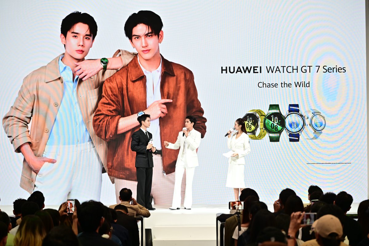SuperstarnewsTH's tweet photo. #จิมมี่ซี เซเลบริตี้จาก HUAWEI Watch Family ควงคู่แชร์ทริกดูแลสุขภาพ พร้อมแชร์ไอเดียแมตช์นาฬิกาสุดโปรด ในงานเปิดตัว HUAWEI WATCH GT 7 Series

กรุงเทพฯ 25 กันยายน 2569 – สร้างปรากฏการณ์ความฟินสนั่นอีเวนต์! เมื่อสองหนุ่มคู่ฮอตแห่งปี “จิมมี่-จิตรพล โพธิวิหค” และ “ซี-ทวินันท์ อนุกูลประเสริฐ” ปรากฏตัวในฐานะเซเลบริตี้ตัวแทนจากครอบครัว HUAWEI Watch Family ในงานเปิดตัวสมาร์ทวอทช์ AI พรีเมียมเรือธง HUAWEI WATCH GT 7 Series ณ Sphere Gallery I ชั้น M ศูนย์การค้า EMSPHERE โดยทั้งสองได้เสิร์ฟความสุขให้แฟน ๆ แบบจัดเต็มด้วยมินิคอนเสิร์ตสุดพิเศษ สร้างบรรยากาศสุดคึกคักและเสียงกรี๊ดสนั่นทั่วทั้งงาน

ภายในงาน ทั้งสองหนุ่มได้ร่วมแชร์มุมมองไลฟ์สไตล์การดูแลสุขภาพของคนรุ่นใหม่ (Gen Z & Gen Y) ที่มองว่าสุขภาพที่ดีและแอคทีฟไลฟ์สไตล์คือ 'Social Currency' หรือพลังบวกในการส่งต่อความสุขในสังคม โดยหนุ่ม จิมมี่-จิตรพล สายสุขภาพตัวจริง ได้แชร์ไลฟ์สไตล์การใช้งานสมาร์ทวอทช์ในชีวิตประจำวันว่า สำหรับวันที่ต้องออกกำลังกายหนัก ๆ หรือวิ่งกลางแจ้ง จะเลือกสวมใส่ซีรีส์ HUAWEI WATCH GT 7 Series ที่ช่วยแทร็กข้อมูลสุขภาพเชิงลึกและมีระบบระบุพิกัดแม่นยำ ส่วนวันสบาย ๆ จะเลือกใส่ HUAWEI WATCH FIT 5 Series ที่น้ำหนักเบา คล่องตัว พร้อมประทับใจฟีเจอร์ใหม่ใน HUAWEI WATCH GT 7 Series อย่างการศึกษาวิจัยความเสี่ยงโรคกล้ามเนื้อหัวใจขาดเลือดและความเสี่ยงโรคเบาหวาน ที่เข้ามาช่วยเช็กอัปสุขภาพและรู้เท่าทันร่างกายได้อย่างแม่นยำยิ่งขึ้น

ด้านหนุ่มสายแฟชั่น ซี-ทวินันท์ ได้แชร์ไอเดียการมิกซ์แอนด์แมตช์สมาร์ทวอทช์ให้เข้ากับลุคการแต่งตัวในแต่ละวันว่า ในวันถ่ายทำซีรีส์ที่ต้องเปลี่ยนชุดบ่อยๆ หรือวันพักผ่อน จะชื่นชอบความเบาสบายและดีไซน์ทรงเหลี่ยมโมเดิร์นของ HUAWEI WATCH FIT 5 Series แต่หากเป็นวันที่ต้องแต่งตัวออกงานหรือต้องการลุคพรีเมียมหรูหรา จะสลับมาแมตช์กับ HUAWEI WATCH GT 7 Series ทันทีเพื่อช่วยคอมพลีทลุคให้ดูเป๊ะยิ่งขึ้น พร้อมประทับใจฟีเจอร์ประเมินความพร้อมของร่างกาย (Physical Readiness) ที่ช่วยวางแผนการพักผ่อน

สำหรับ HUAWEI WATCH GT 7 Series ถือเป็นสมาร์ทวอทช์ AI พรีเมียมระดับเรือธงที่ตอบโจทย์ชีวิตยุคใหม่ได้อย่างสมบูรณ์แบบ โดดเด่นด้วยดีไซน์ Quiet Luxury จากตัวเรือนไทเทเนียมอัลลอยด์ กระจกแซฟไฟร์ และกรอบเซรามิกนาโนคริสตัล จัดเต็มด้วยนวัตกรรม AI ดูแลสุขภาพเชิงลึก อาทิ การวัดคลื่นไฟฟ้าหัวใจ (ECG Analysis)[1], การประเมินความเสี่ยงโรคกล้ามเนื้อหัวใจขาดเลือดและความเสี่ยงโรคเบาหวาน รวมถึงฟีเจอร์ประเมินความพร้อมของร่างกาย (Physical Readiness)[2] ยกระดับการซ้อมระดับโปรด้วยระบบพิกัดแม่นยำ AI-XDR Positioning[3] และ AI Workout Analysis ครอบคลุมกีฬากว่า 100 โหมด มอบแบตเตอรี่ยาวนานสูงสุดถึง 21 วัน[4] พร้อมตอบโจทย์สมาร์ทไลฟ์สไตล์ด้วยฟังก์ชันสแกนจ่ายและสะสมแต้ม 7-Eleven บนข้อมือ บนข้อมือ โดยรองรับทั้งระบบ iOS และ Android[5]

HUAWEI WATCH GT 7 Pro มีให้เลือก 3 สี ได้แก่ สีเขียว, สีเหลือง และสีดำ วางจำหน่ายในราคาพิเศษช่วงเปิดตัว 9,990 บาท (จากราคาปกติ 11,990 บาท) และ HUAWEI WATCH GT 7 โดยรุ่น 46 มม. มีให้เลือก 3 สี ได้แก่ สีฟ้า, สีเหลือง, สีดำ และรุ่น 41 มม. มีให้เลือก 3 สี ได้แก่ สีฟ้า, สีชมพู, สีขาว วางจำหน่ายในราคาพิเศษช่วงเปิดตัว เริ่มต้น 6,990 บาท (จากราคาปกติ 7,990 บาท) เปิดให้สั่งจองล่วงหน้าตั้งแต่วันที่ 24 กันยายน 2569 ถึง 1 ตุลาคม 2569 พิเศษเมื่อสั่งจองในช่วงเวลาดังกล่าว รับของสมนาคุณรวมมูลค่าสูงสุด 6,276 บาท ได้แก่ หูฟังไร้สาย HUAWEI FreeBuds SE 2 มูลค่า 1,499 บาท, บริการดูแลแบบไร้กังวล HUAWEI Care ครอบคลุม 1 ปี มูลค่าสูงสุด 2,990 บาท (เฉพาะช่องทางออฟไลน์), สายนาฬิกา HUAWEI รุ่นฟลูโอโรอีลาสโตเมอร์ มูลค่า 1,499 บาท (เฉพาะช่องทางออฟไลน์) พร้อมรับสิทธิ์แลกซื้อ HUAWEI Health+ Membership 1 เดือน มูลค่า 119 บาท ในราคาเพียง 9 บาท และ HUAWEI WATCH Face Membership 1 เดือน มูลค่า 169 บาท ในราคาเพียง 1 บาท รวมถึงรับสิทธิ์ประกันภัย Alive Powered by AIA คุ้มครองการเสียชีวิตกรณีเจ็บป่วยหรืออุบัติเหตุสูงสุด 200,000 บาท นาน 1 ปี (เฉพาะช่องทางออฟไลน์) สามารถสั่งซื้อได้ที่ HUAWEI Experience Store, ร้านค้าตัวแทนจำหน่ายที่ร่วมรายการ และช่องทางออนไลน์ HUAWEI Store, Lazada, Shopee และ TikTok Shop รวมถึงติดตามข่าวสารเพิ่มเติมได้ทางเพจเฟซบุ๊ก Huawei Mobile TH หรือแอปพลิเคชัน My HUAWEI บน AppGallery

#HUAWEIWatchGT7xJimmySea #HUAWEIWatchGT7Series #TimeForYourBest