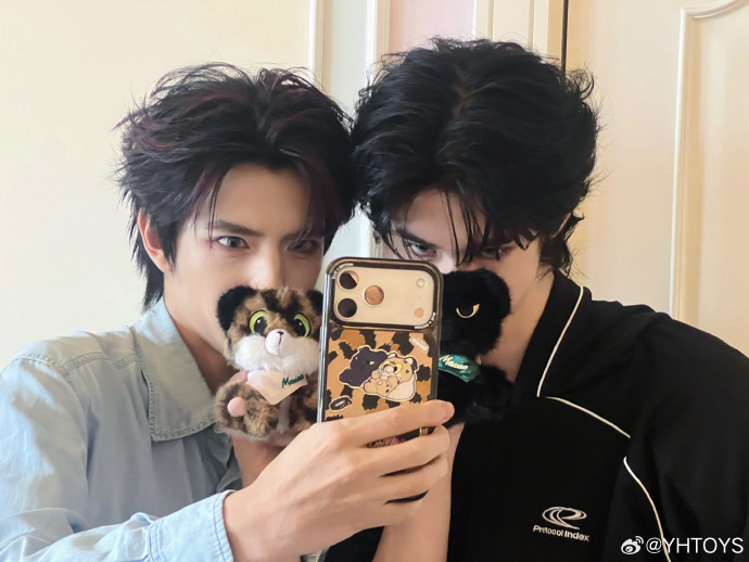 OLLIEVERSE_TH's tweet photo. WEIBO|| YHTOYS UPDATE 25.09.2026

อัปเดตล่าสุดของ #Ollie #Shuyuan 🧐 อีกเดี๋ยวก็จะได้พบกับทุกคนแล้ว รอคอยอย่างตื่นเต้นเลย!

เทียนหยวนที่ถือ น้องเสือดาวและน้องแมว น่ารักมาก ☺️

Lucky ทั้งหลาย เจอกันคืนนี้นะ 

สินค้าลิมิเต็ดเฉพาะมาเก๊า “น้องเสือดาว–น้องแมว” กำลังวางจำหน่ายพร้อมกันที่หน้างาน 🥰

📍 สถานที่: ศูนย์ประชุมและนิทรรศการ Macau Fisherman’s Wharf ชั้น 1 ห้อง VR
📅 วันที่: 25–26 กันยายน 2026
⏰ ช่วงเวลาจำหน่าย: 12:00–19:00 น.

🖇️https://t.co/MZnUgY6Gsc
#Ollie #Shuyuan  ∗☆ #OLLIEVERSETH