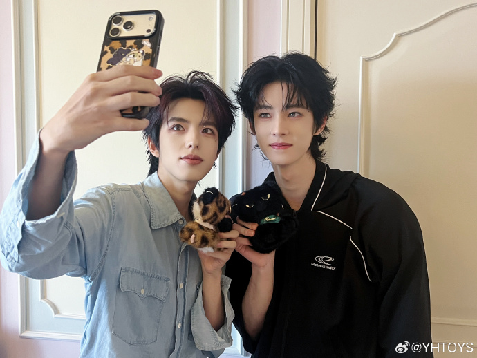 OLLIEVERSE_TH's tweet photo. WEIBO|| YHTOYS UPDATE 25.09.2026

อัปเดตล่าสุดของ #Ollie #Shuyuan 🧐 อีกเดี๋ยวก็จะได้พบกับทุกคนแล้ว รอคอยอย่างตื่นเต้นเลย!

เทียนหยวนที่ถือ น้องเสือดาวและน้องแมว น่ารักมาก ☺️

Lucky ทั้งหลาย เจอกันคืนนี้นะ 

สินค้าลิมิเต็ดเฉพาะมาเก๊า “น้องเสือดาว–น้องแมว” กำลังวางจำหน่ายพร้อมกันที่หน้างาน 🥰

📍 สถานที่: ศูนย์ประชุมและนิทรรศการ Macau Fisherman’s Wharf ชั้น 1 ห้อง VR
📅 วันที่: 25–26 กันยายน 2026
⏰ ช่วงเวลาจำหน่าย: 12:00–19:00 น.

🖇️https://t.co/MZnUgY6Gsc
#Ollie #Shuyuan  ∗☆ #OLLIEVERSETH