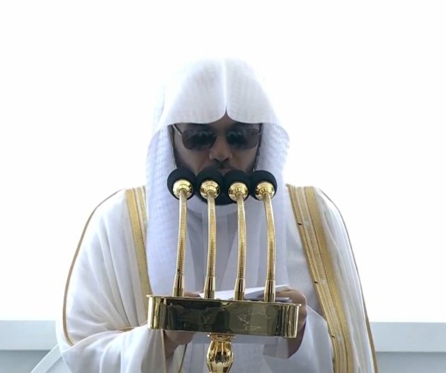 SaudiNewsFR's tweet photo. L'Imam et orateur de la mosquée sacrée de #Makkah 🕋, le Cheikh Dr Yasser Al-Dawsary durant le sermon de ce vendredi :

« Prenez conscience de la valeur de la vie, concentrez-vous sur ce qui vous est bénéfique et ne vous laissez pas distraire par de faux espoirs. » https://t.co/Dnr4ow3TWz