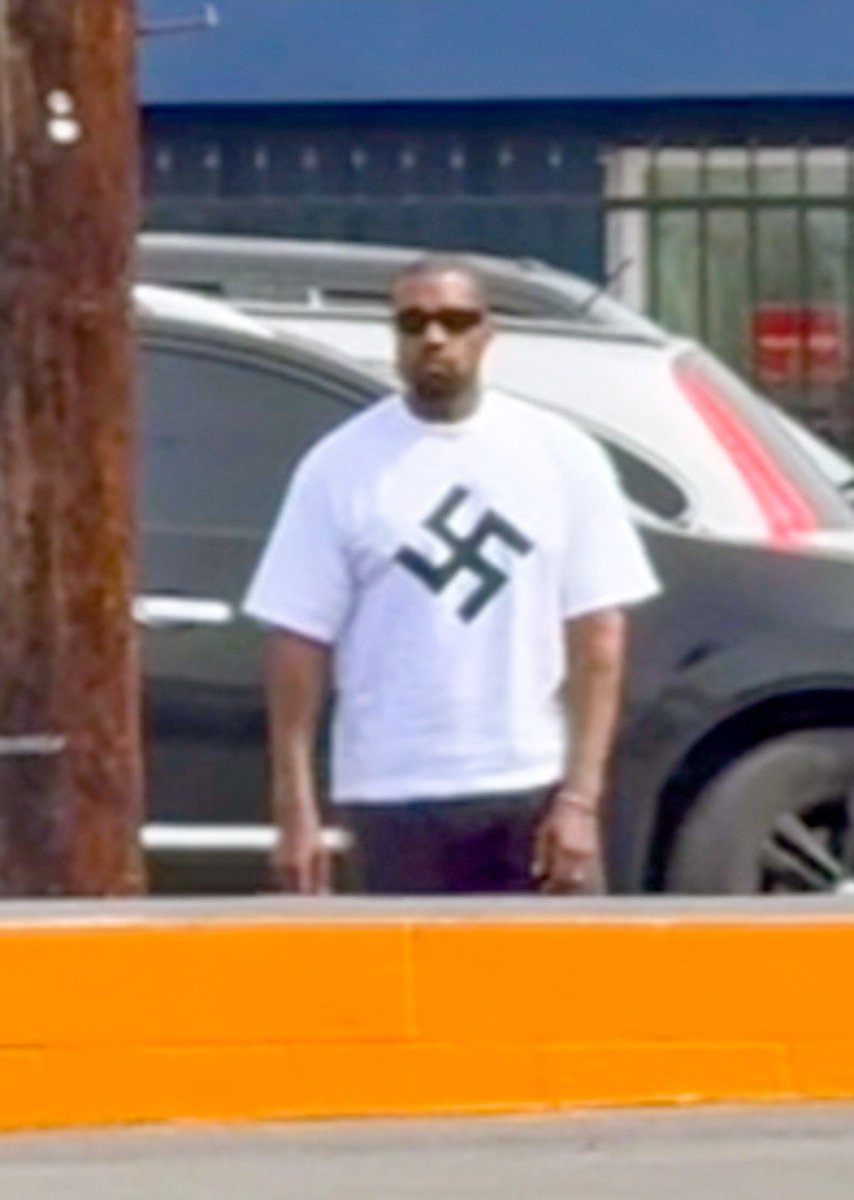 Lcviera's tweet photo. @rodrigo_xll @tokiodk Esse Kanye West fdp? https://t.co/WSPyYQrjSo