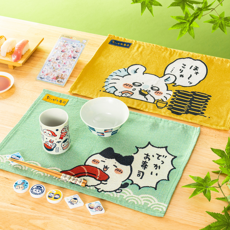 chiikawa_market's tweet photo. ＼🌱#ちいかわ 新グッズ登場🌱／

新商品は 公式通販「#ちいかわマーケット」でも
10/9(金)11時より 発売いたします♨️

肉まんマスコットや、くりまんじゅうとの呑みグッズが登場🍶
「ちいかわ寿司」「シーサーのおみやげやさん」「ちいかわレストラン沖縄」の新商品も🍣🌺

🔻詳細はリプライをCHECK🔻 https://t.co/fNp9VNCrJJ