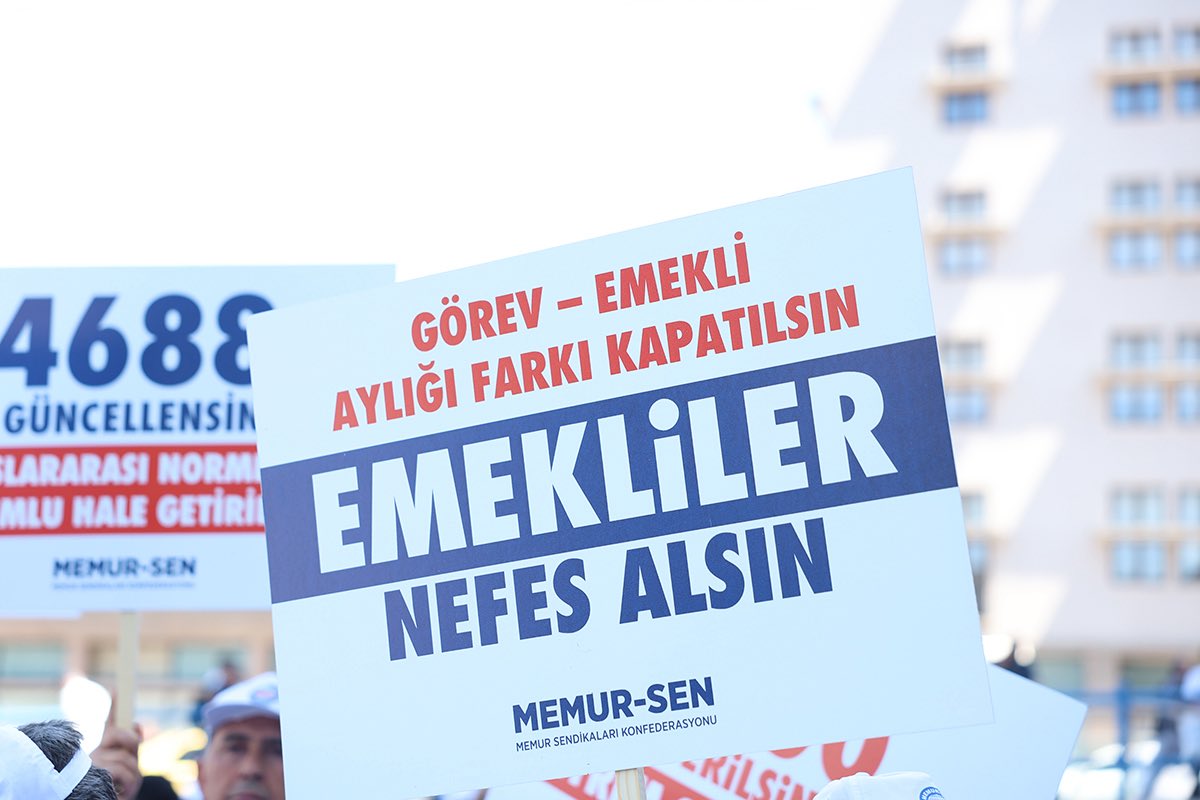 _aliyalcin_'s tweet photo. SEYYANEN İLAVE ÖDEME MEMUR EMEKLİSİNİN HAKKIDIR!

Memur-Sen olarak, kamuda çalışanlar arasındaki ücret adaletsizliğinin giderilmesi amacıyla yürüttüğümüz mücadele sonucunda, Temmuz 2023’te Cumhurbaşkanımız tarafından açıklanan düzenlemeyle kamu görevlilerine 8.077 TL (bugün itibariyle 25.150 ₺) tutarında ilave seyyanen ödeme yapılmıştı.

Cumhurbaşkanımız bu iyileştirmeyi açıklarken “Memur maaşlarındaki bu artışlar otomatik olarak emeklilerine yansıyacak.” ifadesi görev aylığı ile emekli aylığı arasındaki dengenin korunmasına işaret eden en somut veridir. Yapılan iyileştirmenin emeklilere yansıtılmaması nedeniyle büyük bir sosyal maliyet oluşmuş ve sistemde bozulmalar meydana gelmiştir.

O tarihten günümüze kadar Memur-Sen olarak; hem toplu sözleşme masasında hem de sahada görev aylığı ile emekli aylığı arasındaki dengenin tekrar kurulması ve seyyanen ilave ödemenin emekli aylığına yansıtılması noktasında kararlı ve ısrarlı mücadele yürütüyoruz. Sorunu Toplu Sözleşme masasına taşıdığımızda “emekliler masanın kapsamında değil” denildi; fakat hükümlerden kamu görevlisi emeklilerimizin de doğrudan etkilendiği göz ardı ediliyor.

Emekli Memur-Sen’imiz de birçok eylem ve basın açıklamasıyla hem 4688 sayılı Kanundaki eksikliğe hem de başta emekli kamu görevlilerimizin olmak üzere emeklilerin yaşadığı gelir adaletsizliğine dikkat çekmeye devam ediyor.

▪️ “Emekliler, Hazine için gider ya da devlete yük olarak değerlendirilmemelidir.
▪️ “Devletimiz, hesap makinesinin küçük rakamlarıyla hesap yapmayacak kadar büyük bir devlettir.”
▪️ Emekliler torunlarına fıkra anlatması gerekirken; emeklilerin mali durumu fıkraya konu oluyor, gülünecek hale düşüyor.

Bugün gelinen noktada, görev aylığı ile emekli aylığı arasındaki fark giderek derinleşmiş, emekli aylığının görev aylığına oranı %45’lere kadar gerilemiştir. Bu tablo, çalışma hayatındaki memurların emeklilik kararını ertelemesine, emekli olanların ise geçim şartları karşısında “Keşke emekli olmasaydım” demesine yol açmaktadır.