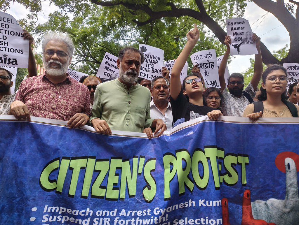 _YogendraYadav's tweet photo. Ye Vote Chori nahi, ye DeshDroh hai …!
Citizens March - जंतर-मंतर 

#CitizensMarch #JantarMantar https://t.co/sD7tXQFk6N