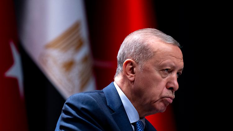 nursi_soko's tweet photo. Bu kim?Mafyaların başı.Mafyalar kim? AKP ve etrafı.Bu nerede yaşıyor?Sarayda.Hatta ülkeyi yönetiyor. Çala,çala zengin oldu.Bazıları bunu adam yerine koyuyor.Dünya lideri diyorlar.Hay salaklar,Türkiye iflas etti. Bazı Alman gazeteleri yazıyor.Neden? Türkiyeyi kıskanıyorlar. https://t.co/QoggdPBCmT