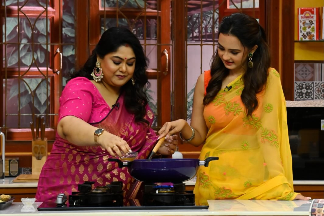 MarietteShaurv's tweet photo. কাল আসছি মা-কে নিয়ে Zee Bangla-র শাশুড়ি বউমার রান্নাঘরে। দেখতে চোখ রাখুন Zee Bangla-য়। https://t.co/X0nLSErIUP