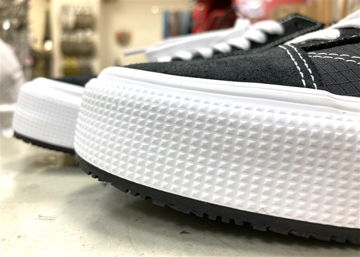 kutu_nakajima's tweet photo. バンズ【オールドスクール】のソール補強修理事例です
今回は耐滑性重視で(^^)ハイパーVシートを使っています
こちらはとにかく滑りにくく、釣り人にも選ばれているソールです♪
#スニーカー補強 #スニーカー修理 #VANS https://t.co/CkeK7dCRez