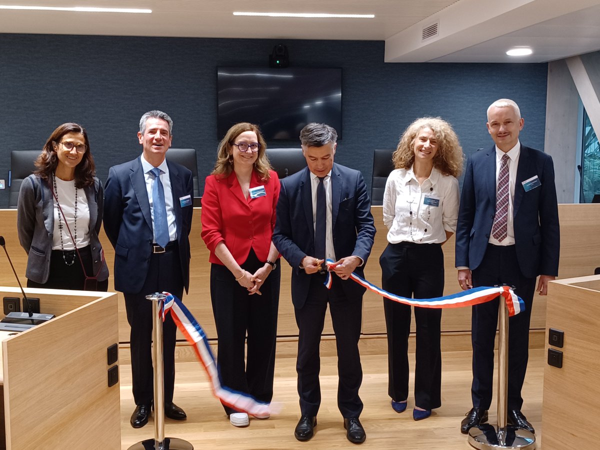 INPIFrance's tweet photo. 👏L’INPI inaugure ses nouvelles salles d’audience
Dédiées aux procédures orales conduites par l’Institut, elles offrent désormais un cadre adapté aux parties, à leurs conseils et aux membres des commissions.
« Ces salles sont à la fois l’aboutissement d’une réforme et potentiellement le lieu où s’incarnera une prochaine étape de la transformation de l’INPI », a conclu Pascal Faure lors de l’inauguration.
Pour en savoir plus 👉 https://t.co/ZDEyNW1CeD
