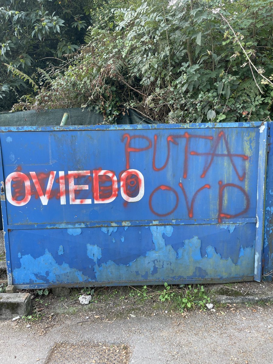 ASERDeportivos's tweet photo. ‼️ VANDALISMO EN EL REQUEXÓN |

➡️ A falta de dos días para que se celebre el derbi asturiano, la ciudad deportiva del Real Oviedo ha amanecido con pintadas de “Hijos de puta” y “Puta Oviedo”. https://t.co/JYeH97Em8p