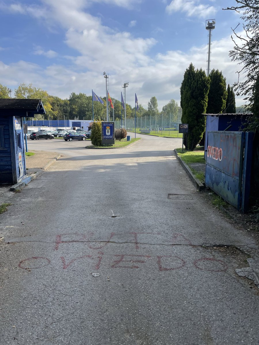ASERDeportivos's tweet photo. ‼️ VANDALISMO EN EL REQUEXÓN |

➡️ A falta de dos días para que se celebre el derbi asturiano, la ciudad deportiva del Real Oviedo ha amanecido con pintadas de “Hijos de puta” y “Puta Oviedo”. https://t.co/JYeH97Em8p