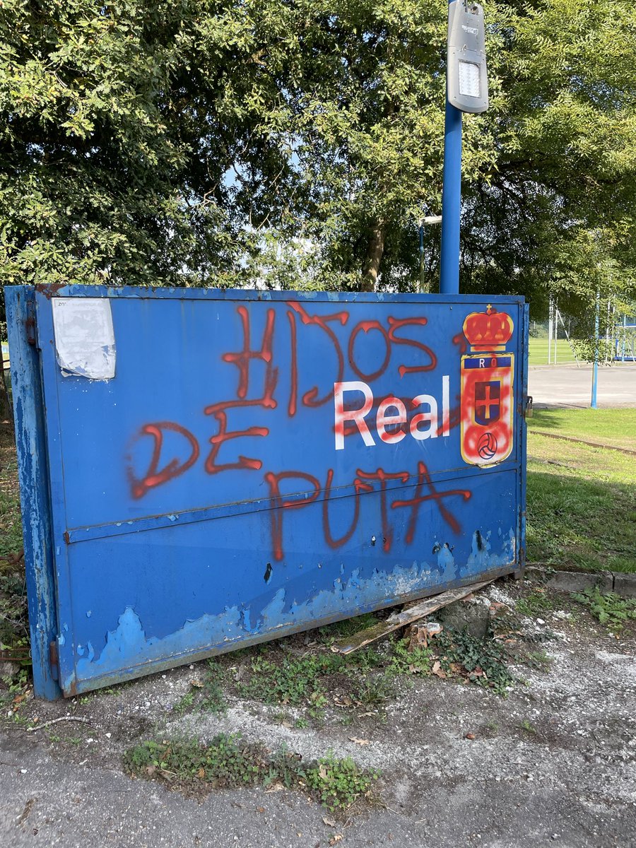 ASERDeportivos's tweet photo. ‼️ VANDALISMO EN EL REQUEXÓN |

➡️ A falta de dos días para que se celebre el derbi asturiano, la ciudad deportiva del Real Oviedo ha amanecido con pintadas de “Hijos de puta” y “Puta Oviedo”. https://t.co/JYeH97Em8p
