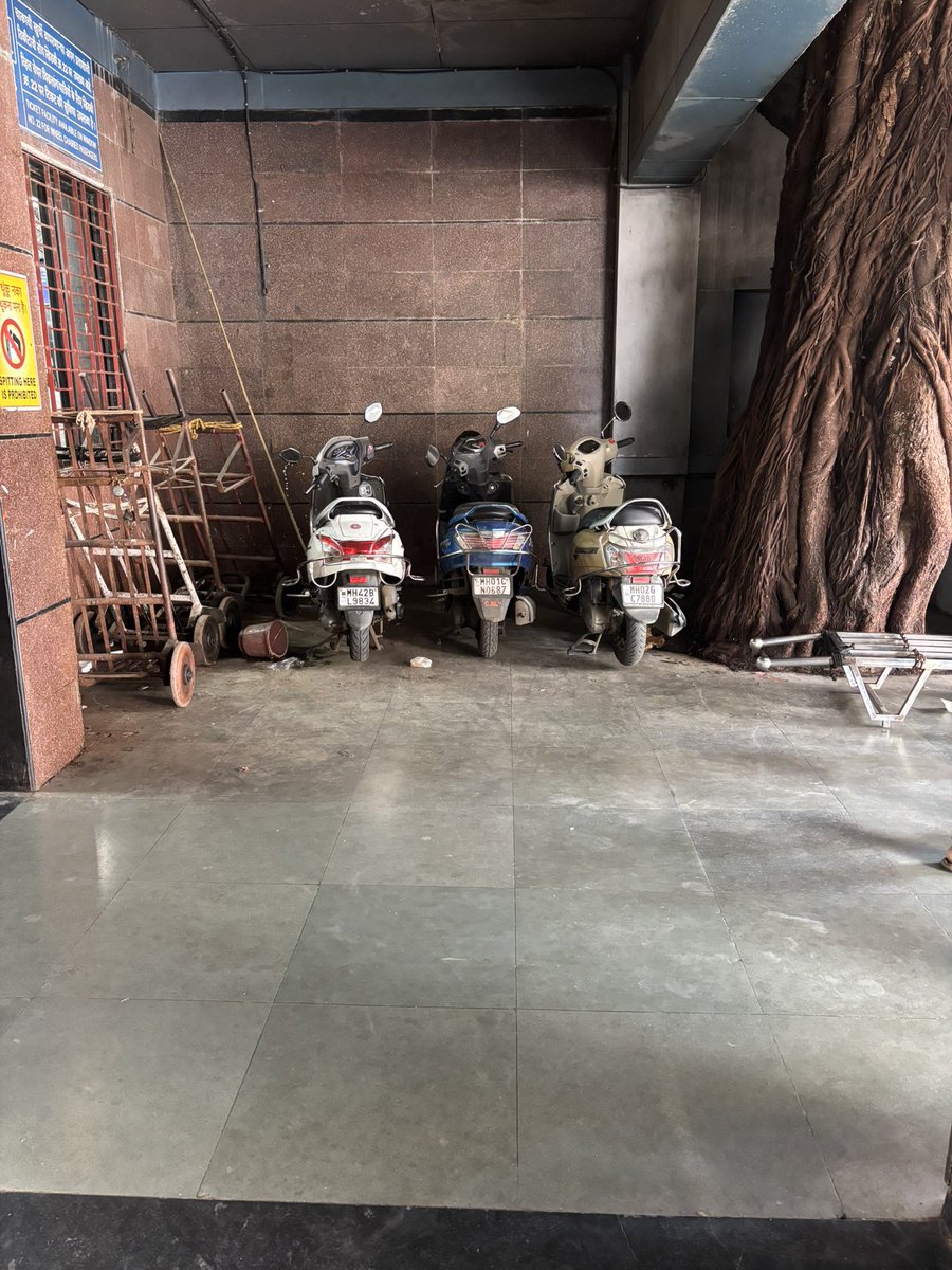 Breath_Marathi's tweet photo. दादर स्टेशन येथे प्लेटफॉर्म नंबर १२ येथील स्टेशन परिसरात ह्या गाड्या लावण्याची परवानगी आहे का ?? @Central_Railway कृपया माहिती द्या आणि जर नसेल तर @MumbaiPolice @MTPHereToHelp कृपया कार्यवाही करा @RailMinIndia @RailwaySeva सर्वांना सारखा न्याय पाहिजे #CJP https://t.co/YxMmd47Bwc