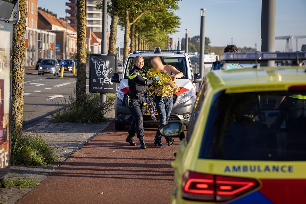 Dronken man valt omstanders lastig en valt in Spaarne