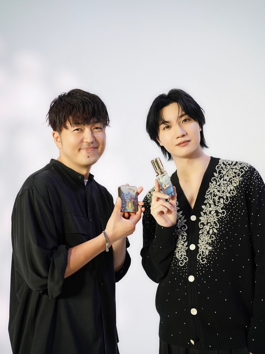 Fashion_Tsushin's tweet photo. 今回のBeauty Momentは、クレ・ド・ポー ボーテ(@cledepeau_japan)より2026ホリデーコレクションを特集。ゲストには、昨年もホリデーコレクションを楽しんでいただいた俳優の #桜田通(@s__dori)にお越しいただきました！

ホリデーコレクションのテーマは、「願う⼒で、私を、世界を輝かせよう」。

流れ星が地球を巡りながら願いを叶え、世界がひとつになって輝いていく幻想的な旅が描かれたそのストーリーや世界観を堪能しつつ、そんなホリデーコレクションのアイテムを使用したメイクアップを桜田さんが実際に体感🌟

資生堂ヘアメイクアップアーティストの門馬 宏⼀さんによって、透け感を活かしつつ目頭のきらめきをポイントとした目もとに仕上げていただきました！

煌めきに満ちた世界観や繊細なタッチのパッケージをまるでお顔に纏ったようなメイクアップに、桜田さんもホリデーな気分をひと足早く感じられたご様子でした！
その魅力はぜひ本編にてご覧ください！

◾️10月3日（土）23:29までTVer見逃し配信中！
（https://t.co/tAL4aPeWHb）

#CledePeauBeaute
#クレドポーボーテ
#ホリデーコレクション
#ルセラムⅡ
#オンブルクルールクアドリ
#ルレオスールデクラ
#ルージュアレーブル
#ファッション通信
#BeautyMoment