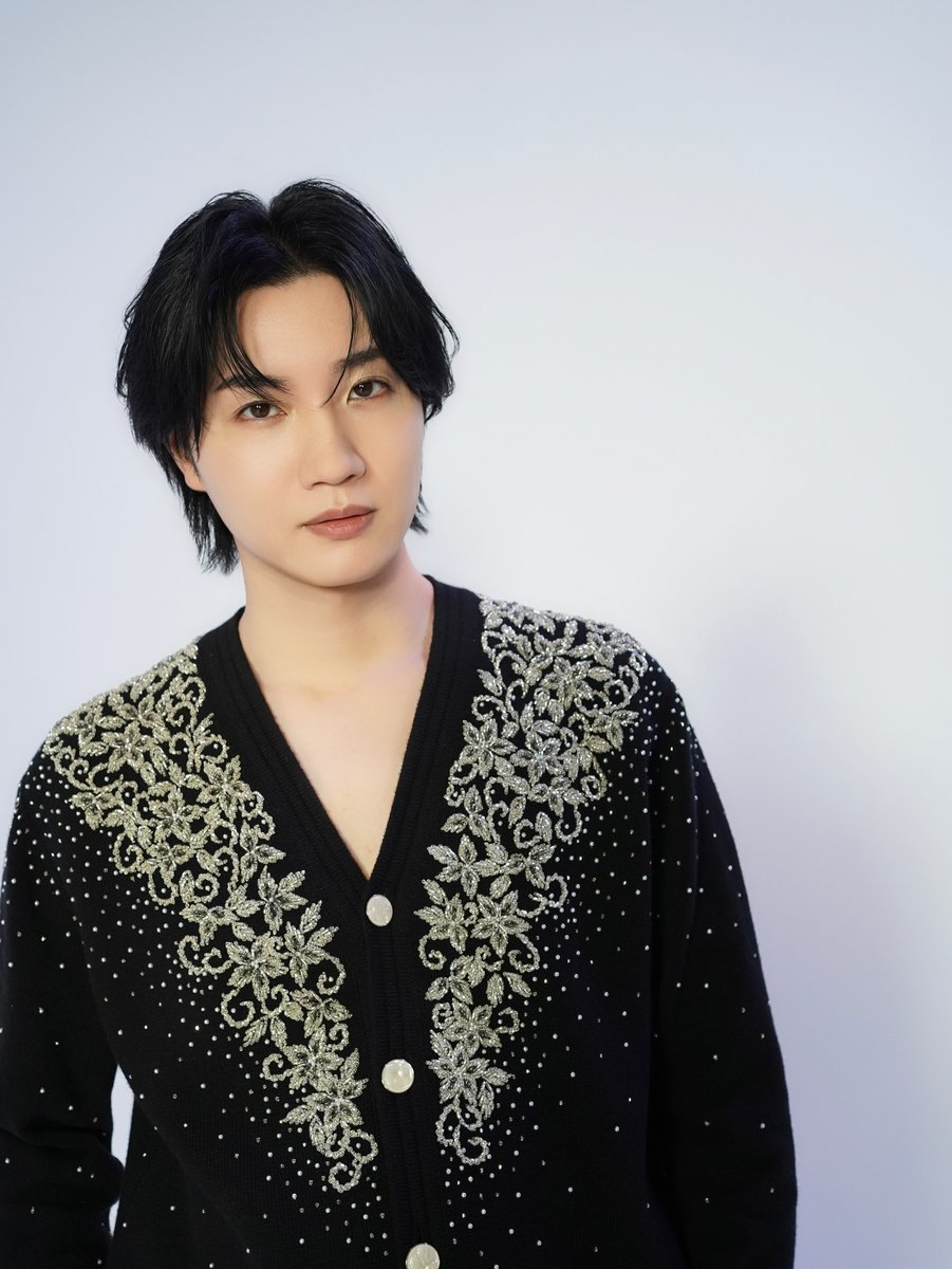 Fashion_Tsushin's tweet photo. 今回のBeauty Momentは、クレ・ド・ポー ボーテ(@cledepeau_japan)より2026ホリデーコレクションを特集。ゲストには、昨年もホリデーコレクションを楽しんでいただいた俳優の #桜田通(@s__dori)にお越しいただきました！

ホリデーコレクションのテーマは、「願う⼒で、私を、世界を輝かせよう」。

流れ星が地球を巡りながら願いを叶え、世界がひとつになって輝いていく幻想的な旅が描かれたそのストーリーや世界観を堪能しつつ、そんなホリデーコレクションのアイテムを使用したメイクアップを桜田さんが実際に体感🌟

資生堂ヘアメイクアップアーティストの門馬 宏⼀さんによって、透け感を活かしつつ目頭のきらめきをポイントとした目もとに仕上げていただきました！

煌めきに満ちた世界観や繊細なタッチのパッケージをまるでお顔に纏ったようなメイクアップに、桜田さんもホリデーな気分をひと足早く感じられたご様子でした！
その魅力はぜひ本編にてご覧ください！

◾️10月3日（土）23:29までTVer見逃し配信中！
（https://t.co/tAL4aPeWHb）

#CledePeauBeaute
#クレドポーボーテ
#ホリデーコレクション
#ルセラムⅡ
#オンブルクルールクアドリ
#ルレオスールデクラ
#ルージュアレーブル
#ファッション通信
#BeautyMoment
