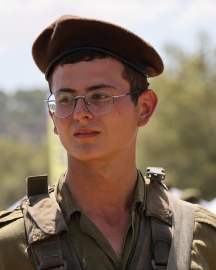 Kosherambo's tweet photo. @RomBraslavski רום אח יקר, זה לוחם גולני מתן אברג'יל ז"ל.
הבחור הלפלף והמאוד לא מאיים הזה קפץ על רימון ובמותו הציל את חבריו.
הוא ועוד ה��בה לוחמים לא מאיימים עשו מעשי גבורה בלתי נתפסים ב-7.10, אחריו וגם לפניו. אתה חייב להם את חייך, לא כפדוי שבי אלא כיהודי וישראלי.

שבת שלום. https://t.co/teFRCZ1F0A