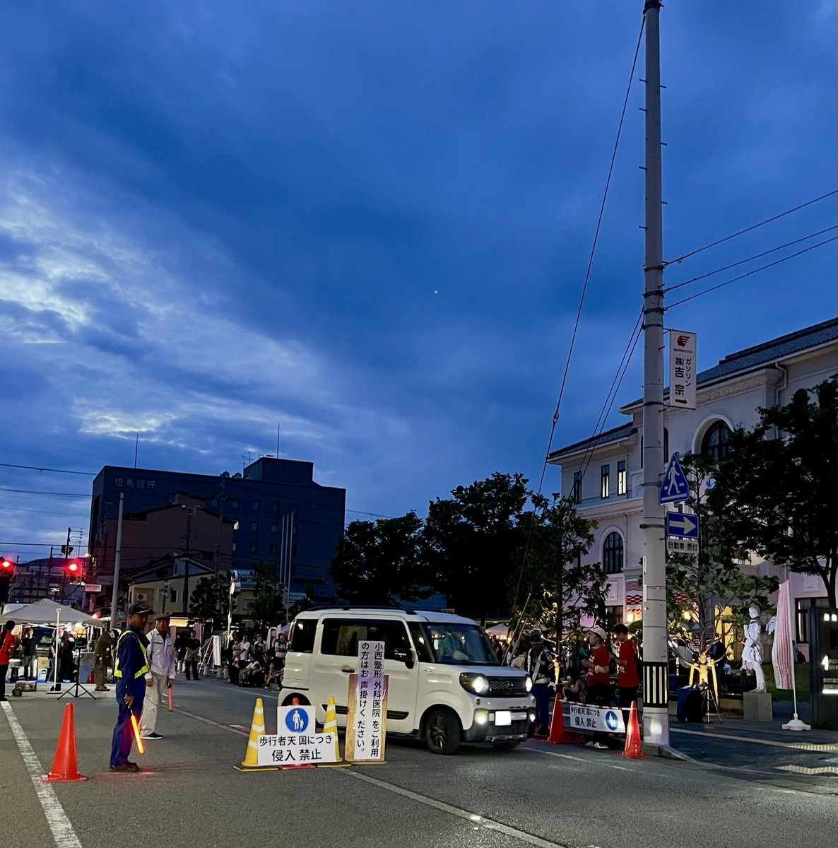 OMOROIDO's tweet photo. 大開通り通行止め。
救急車も通せんぼ。
コレが3日も続くのか？
いくら市民の興味が薄いからって迷惑かけてまで非認知能力を強制するのははどうか。
悪名もまた名なり。か。
大道芸、ダンス、音頭、、もう豊岡演芸祭だな。
#豊岡演劇祭 https://t.co/9Masf0Luaq