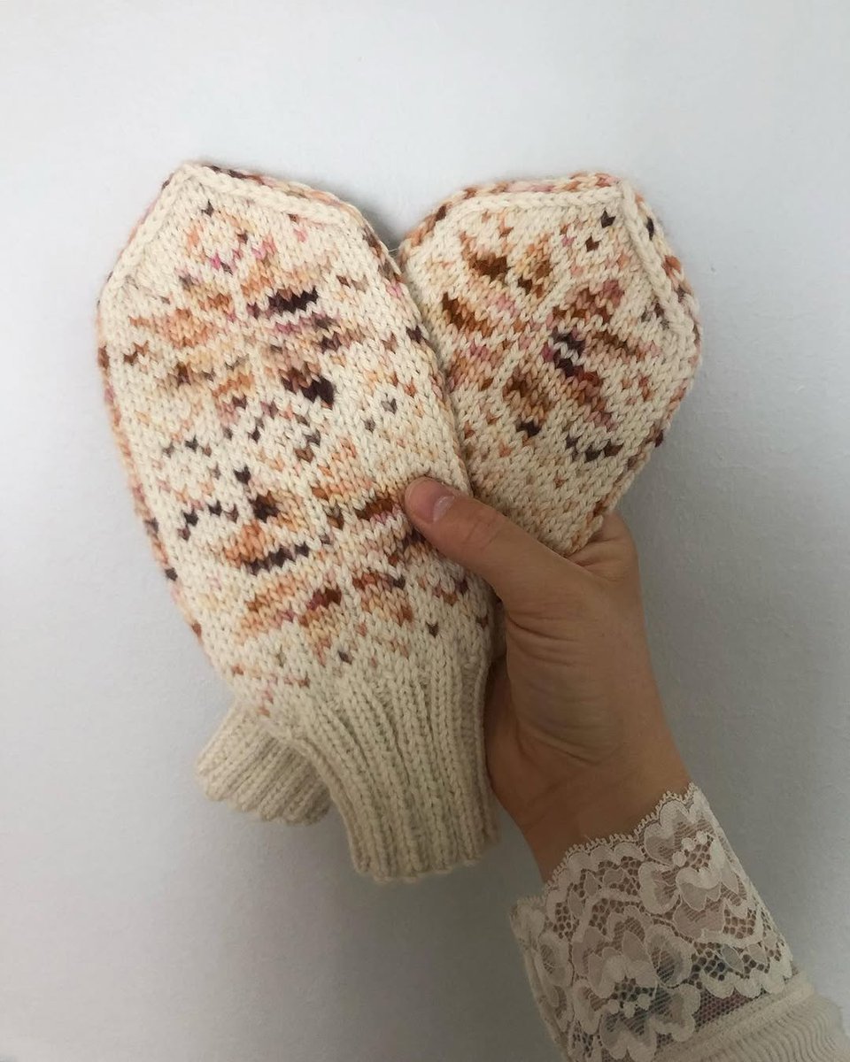 LeiaStantmtt's tweet photo. en liten førjulshilsen 🎄kanskje votter er en fin julegave til deg selv eller noen du er glad i? nå som... https://t.co/StYQPrbnBk