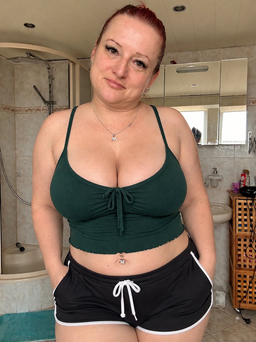 yourChristine1_'s tweet photo. Yes or no to my body type? Be honest https://t.co/rQa24ILoqv