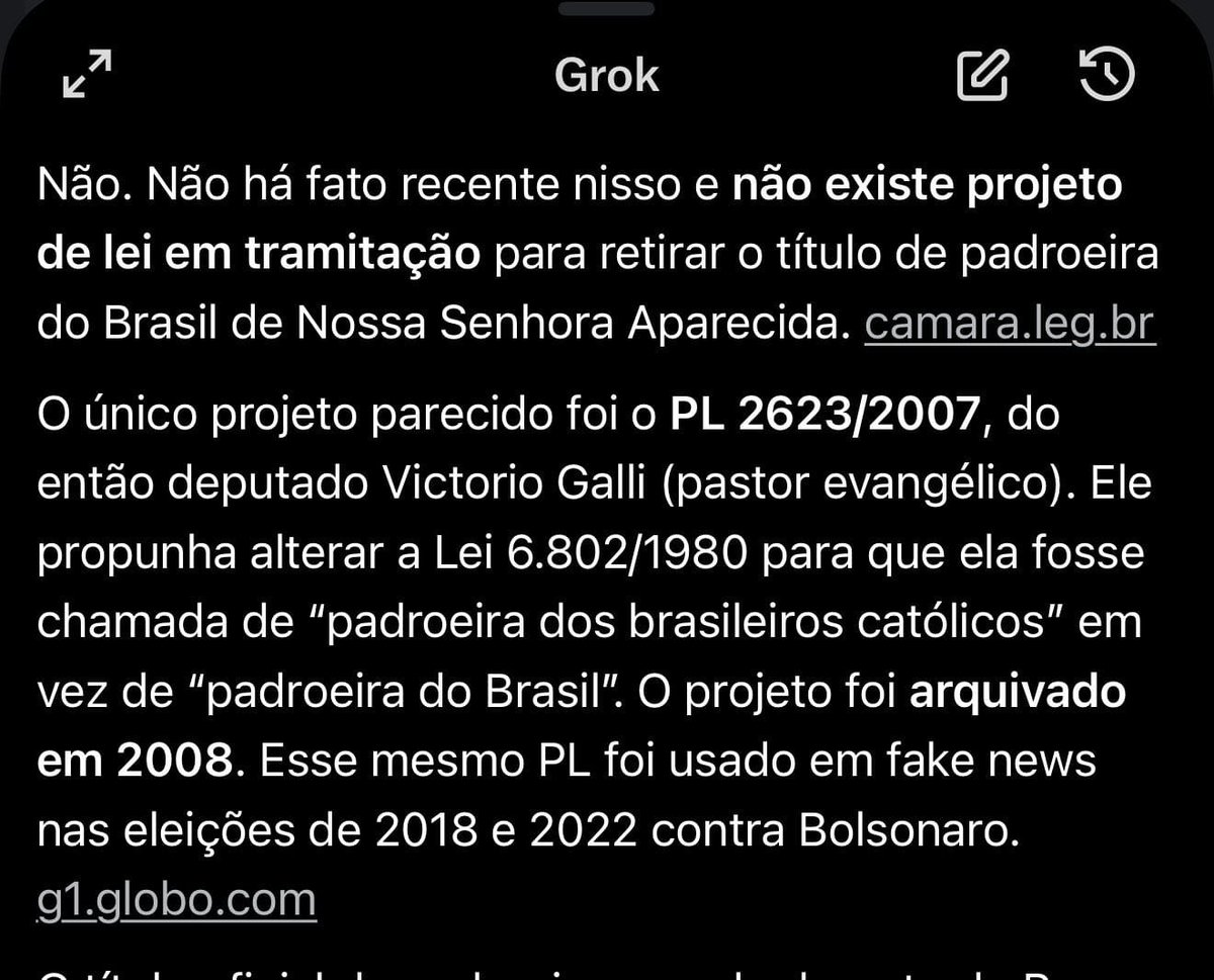 RonaldoSouzaBr2's tweet photo. A GloboNews reconheceu o erro e pediu desculpas após divulgar uma desinformação que alimentou, às vésperas do primeiro turno, a narrativa de que o título de Nossa Senhora Aparecida como Padroeira do Brasil corria risco no país.

A fake news começou após a jornalista Maria Cristina Fernandes afirmar no canal que uma parcela de evangélicos estaria mobilizando um projeto de lei para retirar de Nossa Senhora Aparecida a condição de Padroeira. A declaração passou a sugerir algum tipo de associação a Flávio Bolsonaro (PL) e provocou desgaste entre católicos. O candidato negou o teor e comunicou que não existe qualquer proposta de sua parte nesse sentido.

O projeto relacionado ao tema é, na realidade, o PL 2.623/2007, apresentado há quase duas décadas pelo então deputado Victório Galli e arquivado pela Câmara em 2008. Não foi localizado projeto atual de Flávio para retirar o título da santa. Após a repercussão, a GloboNews corrigiu a desinformação e se retratou pelo ocorrido.