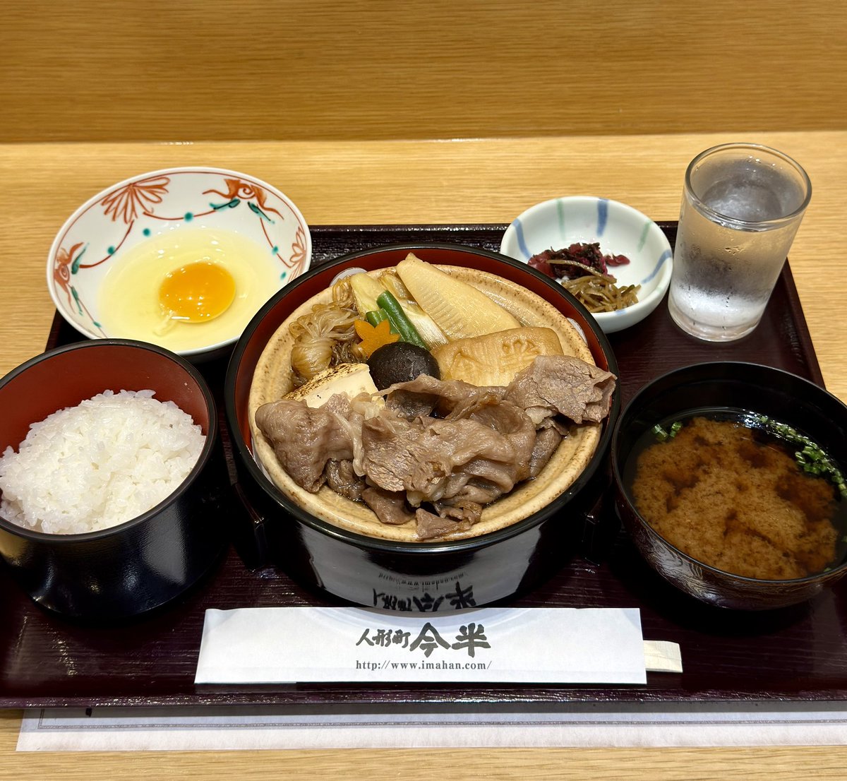 FIRE60028219's tweet photo. 高級すき焼きでおなじみの
人形町今半ですが

そごう横浜の地下2階にある
イートインなら

すき焼御膳が税込2,255円で
食べられます😱🍚🥩✨ https://t.co/9kGuUlVg1R