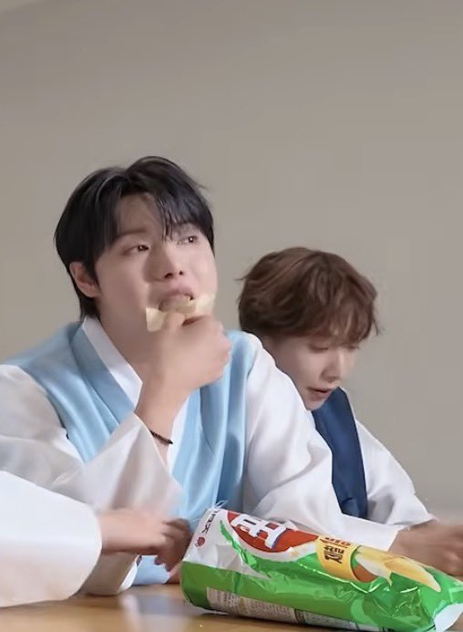 3amdor2's tweet photo. 포카칩 초록색 드시는거 확인 https://t.co/QhzenOGl5b