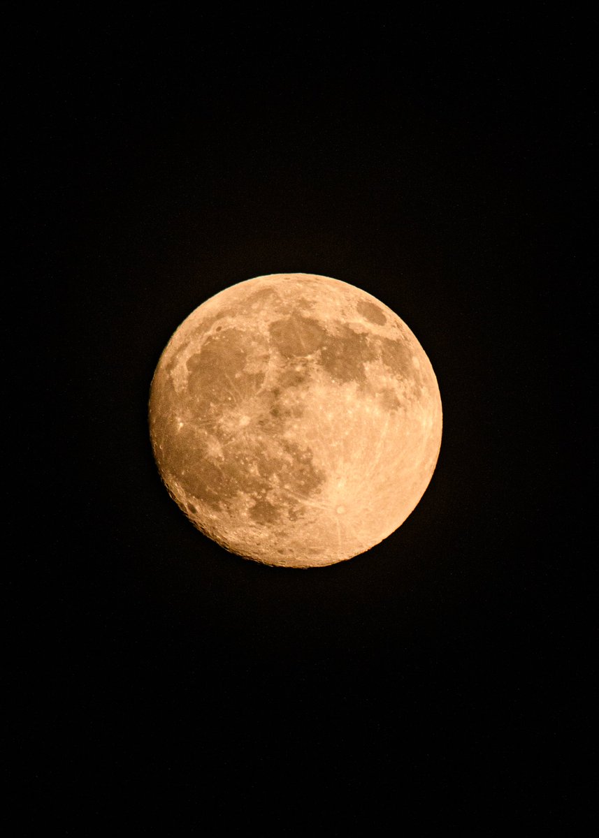 haskap1017's tweet photo. 雲の隙間から見える今夜の中秋の名月が綺麗です🌕 https://t.co/9CfEnc5bWZ