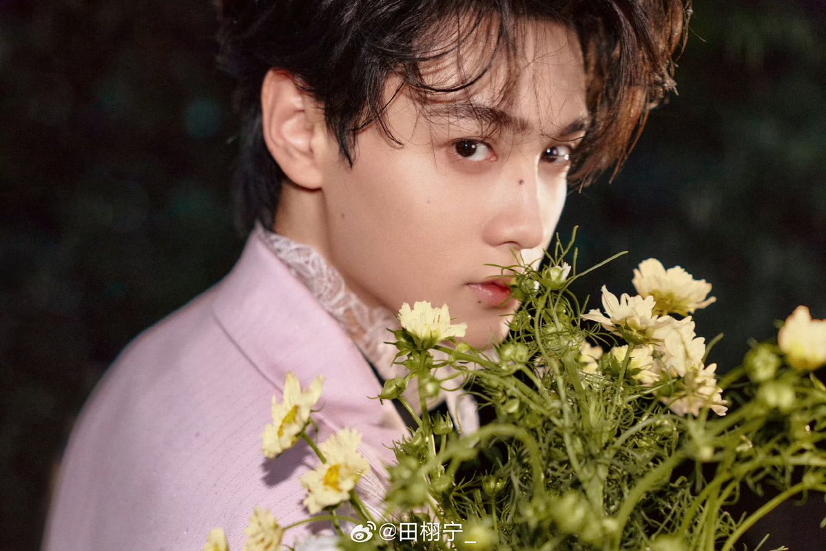 wxj4rim's tweet photo. Tian Xuning weibo update 

“Gesang flowers carry wishes, happy mid-autumn festival 🌕” https://t.co/fCUbzX98U9