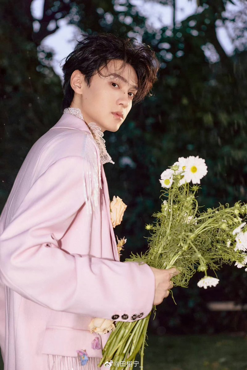 wxj4rim's tweet photo. Tian Xuning weibo update 

“Gesang flowers carry wishes, happy mid-autumn festival 🌕” https://t.co/fCUbzX98U9