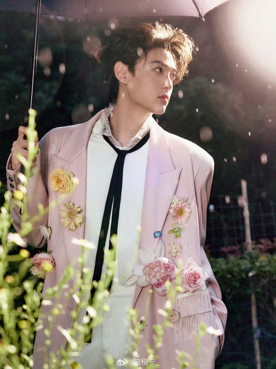 wxj4rim's tweet photo. Tian Xuning weibo update 

“Gesang flowers carry wishes, happy mid-autumn festival 🌕” https://t.co/fCUbzX98U9