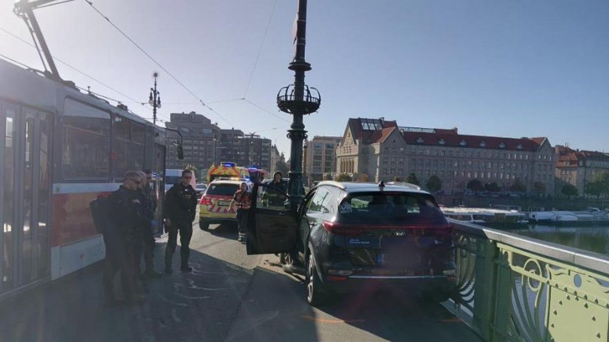 CzHasici's tweet photo. Auto vjelo na chodník a srazilo dva lidi. Na místě zasahují záchranáři https://t.co/ZRS1YUtCBs
🚨 Vážná nehoda na Čechově mostě. Auto se střetlo se dvěma chodci #Praha #Policie #ZZS #IZS #nehoda #HasiciCZ https://t.co/kNJjvB4rfA