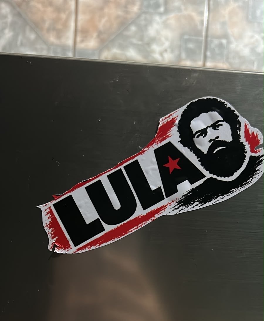 essesusersai's tweet photo. meu irmão colou um adesivo “fora lula” na geladeira, minha mãe viu e pediu pra eu tirar. tirei só o “fora” e virou o adesivo mais cunt da história 😮‍💨 https://t.co/m4PQPW4ox6