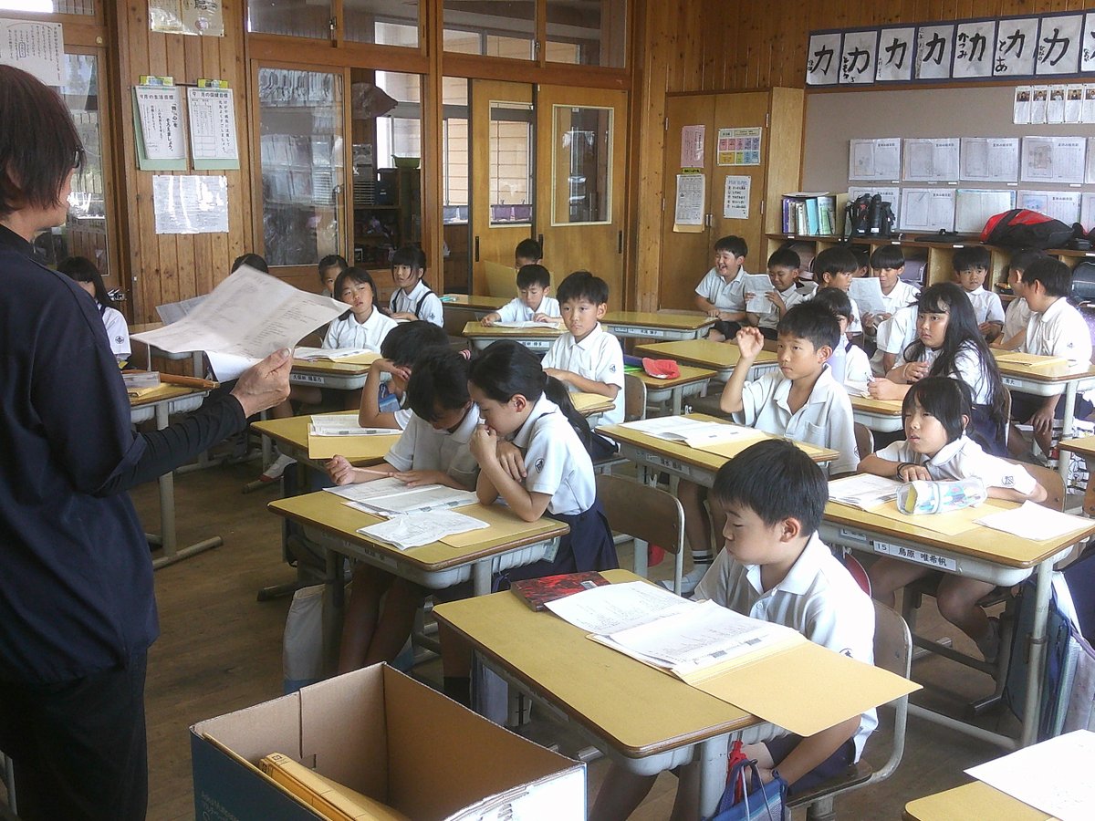 ooaira_esc's tweet photo. 今日は、２つご紹介します。まずは、６年生の消費生活講座。お金の大切さと恐さ、そして、お金で人をだまそうとする人たちの存在について弁護士から教わりました。また、３年生は11月の県民週間で発表するオペレッタ「モチモチの木」を初めて読み合わせていました。 https://t.co/ZhofYH3SH5
