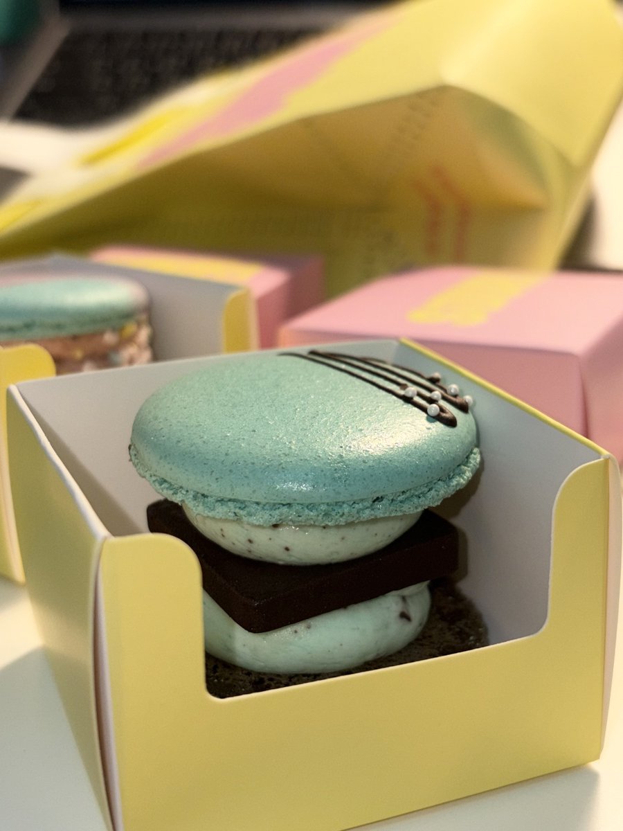 mgmgc__'s tweet photo. ในฐานะคนที่รักมินต์ช็อกสุดหัวใจจะพลาดได้ยังไงล่ะ อร่อยสดชื่น กินแล้วมีความสุข 😋💚🤎💫 เสียดายที่สาขาที่ไปมีแค่มาการอง อยากลองอย่างอื่นด้วย แอบอยากให้เป็นเมนูถาวร @souri_bkk อย่าทอดทิ้งมิ้นช็อกน้า ้ ้ 🥺🤲🏻
 #SOURI #SOURIElemint #MintToBeDifferent https://t.co/zhai9VaIX6