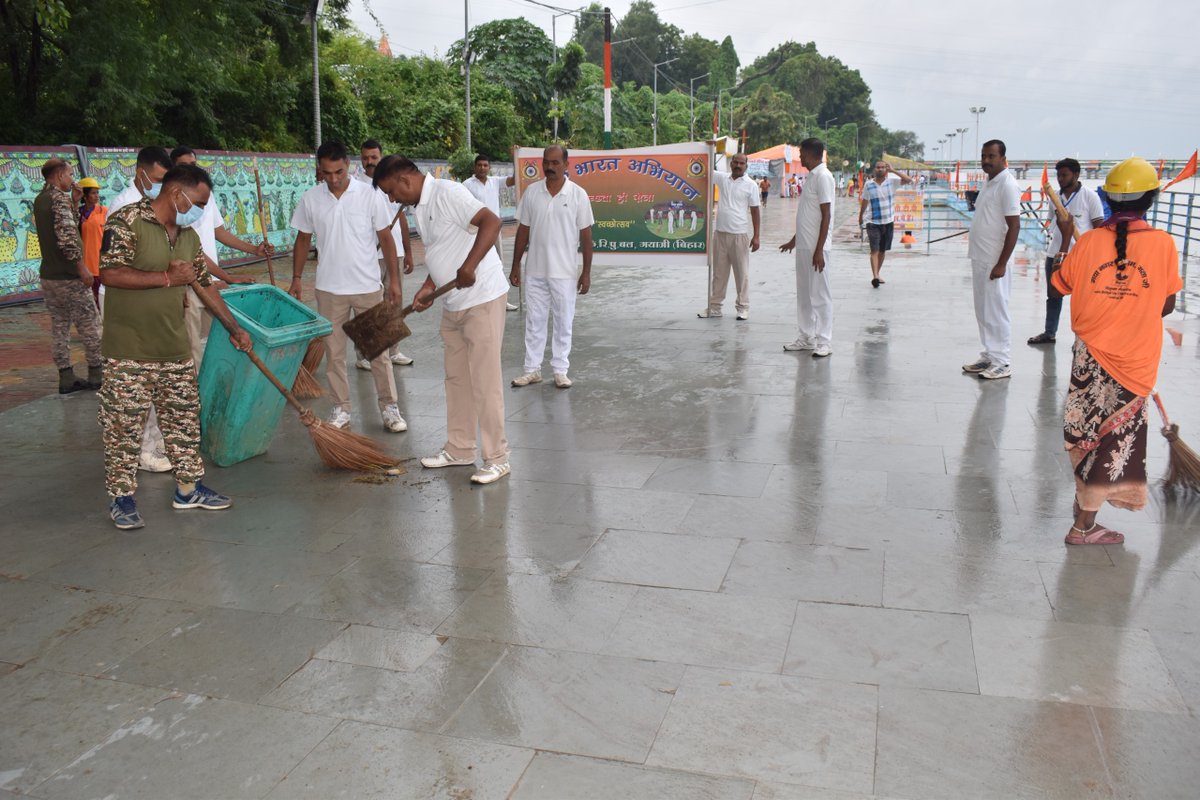 Crpf47bn's tweet photo. स्वच्छता ही सेवा अभियान–2026 के अंतर्गत 47 बटालियन, केरिपुबल के अधिकारियों एवं कार्मिकों द्वारा विष्णु पद गया जी में पितृपक्ष मेला को लेकर सीता कुण्ड एवं फल्गु घाट पर स्वच्छताअभियान चलाया गया। 
@crpfindia
@HMOIndia
@SwachhBharatGov
@CentralZoneCrpf
@CRPFBIHARSECTOR https://t.co/gt7OR1v9Ii