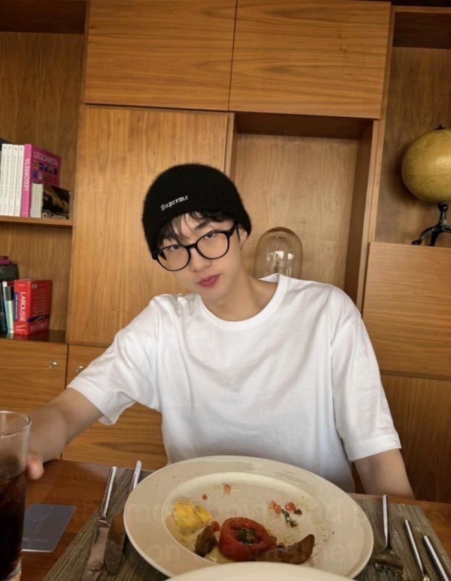 zee_keeho's tweet photo. 안경마다 느낌너무다른거마저 너무좋음 https://t.co/DvECDUK4Vw