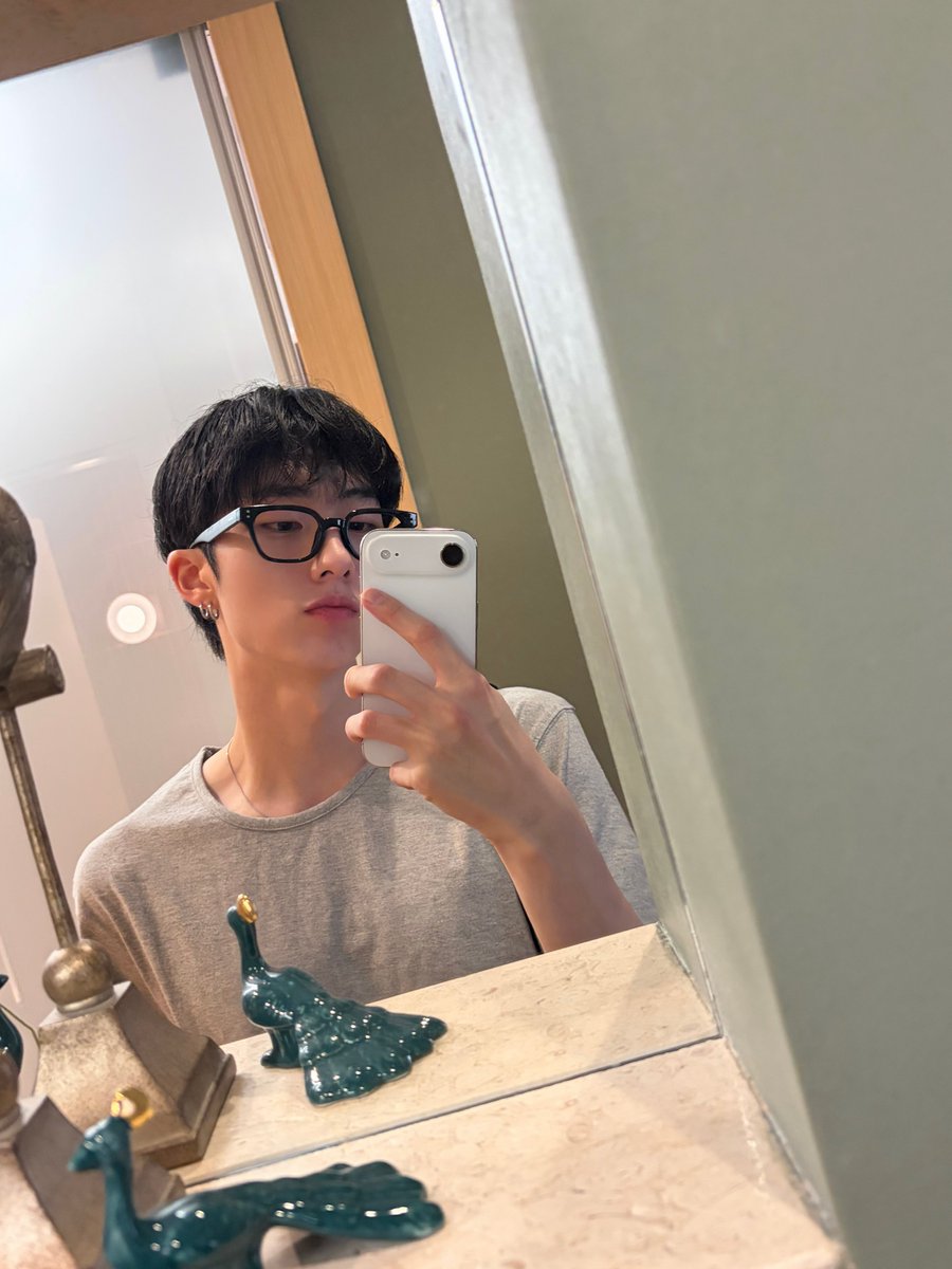 zee_keeho's tweet photo. 안경마다 느낌너무다른거마저 너무좋음 https://t.co/DvECDUK4Vw