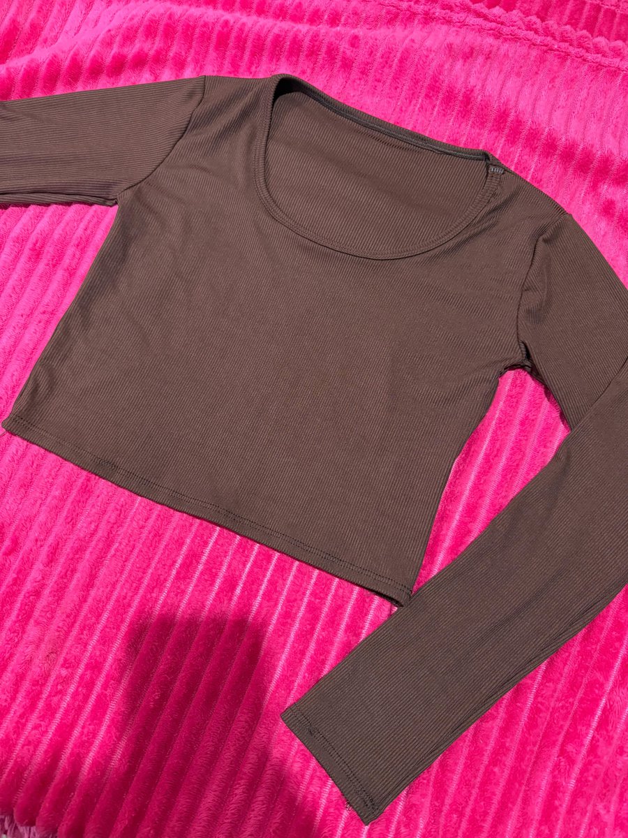 BridgetYeaney's tweet photo. Cropped canelado em tamanho M, veste até G. R$40. https://t.co/Wa1ccuR2YM
