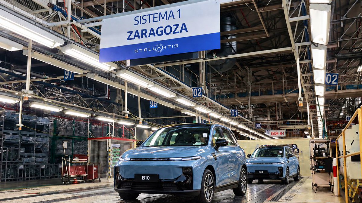 TechShiftPL's tweet photo. 🇨🇳🇪🇺 CHIŃCZYCY DAJĄ PRACĘ W EUROPIE PRZY PRODUKCJI CHIŃSKICH SAMOCHODÓW?

Stellantis rozpoczął produkcję przedseryjną elektrycznego Leapmotor B10 w fabryce w Figueruelas.

🏭 produkcja seryjna ma ruszyć 13 października
👷 ponad 400 nowych miejsc pracy
🚗 w tej samej fabryce powstają też Opel Corsa, Peugeot 208 i Lancia Ypsilon

Kolejny argument odpada przeciwnikom chińskich aut. 
Kitajce dają prace przy produkcji aut, kto to słyszał... i to w Europie :)